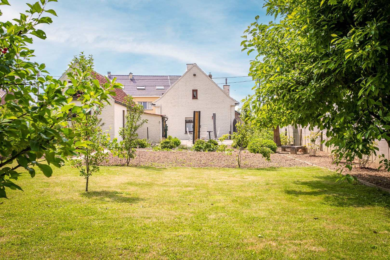 Ruime 4-gevelwoning met 3 slaapkamers, garage en uitbreidingsmogelijkheden (mog. extra slaapkamers,/hobby- of werkruimte) op 9a 39ca 