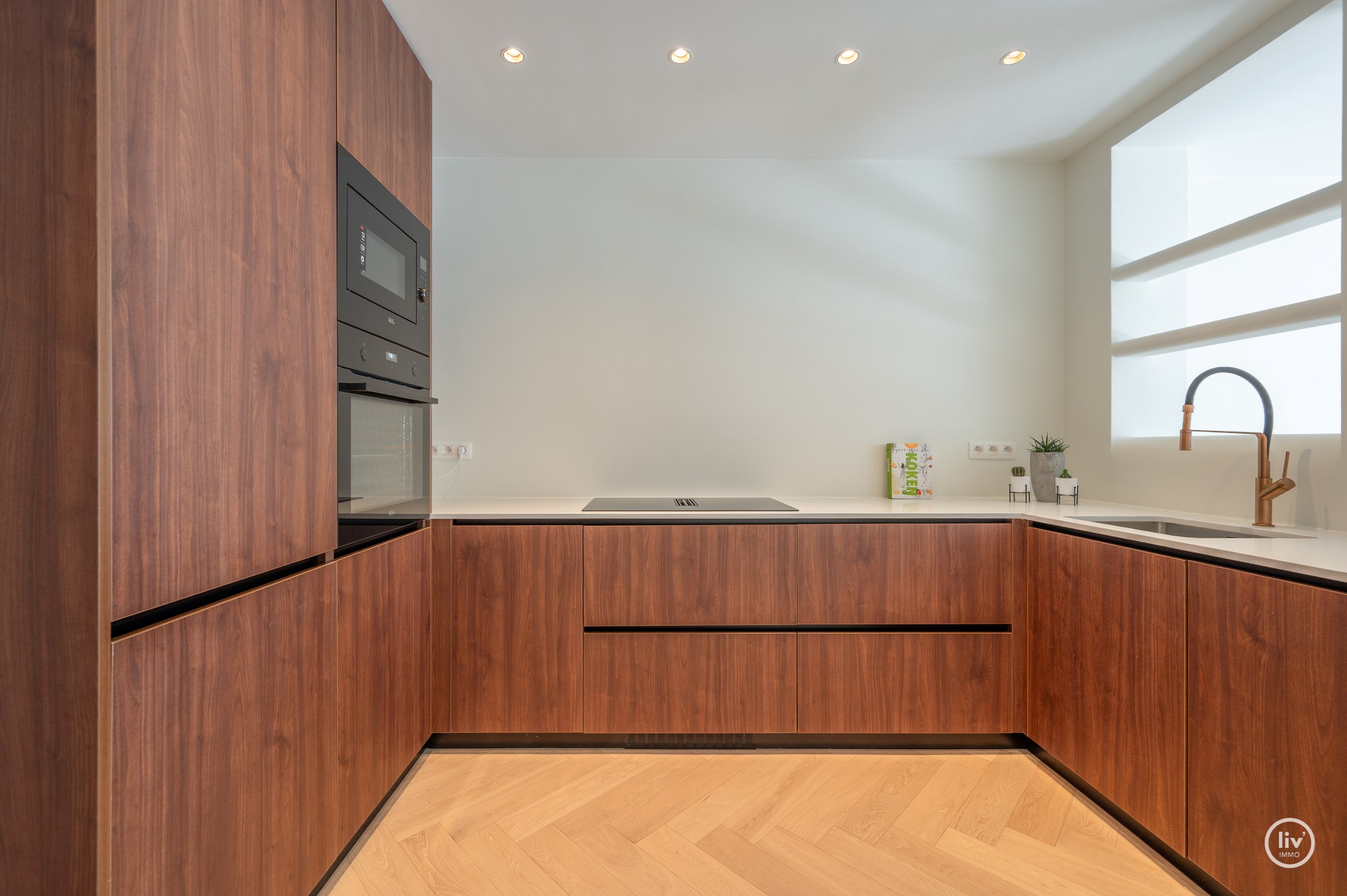 Gerenoveerd, lichtrijk appartement met 3 slaapkamers voorzien van alle luxe, gelegen op de Lippenslaan te Knokke. 