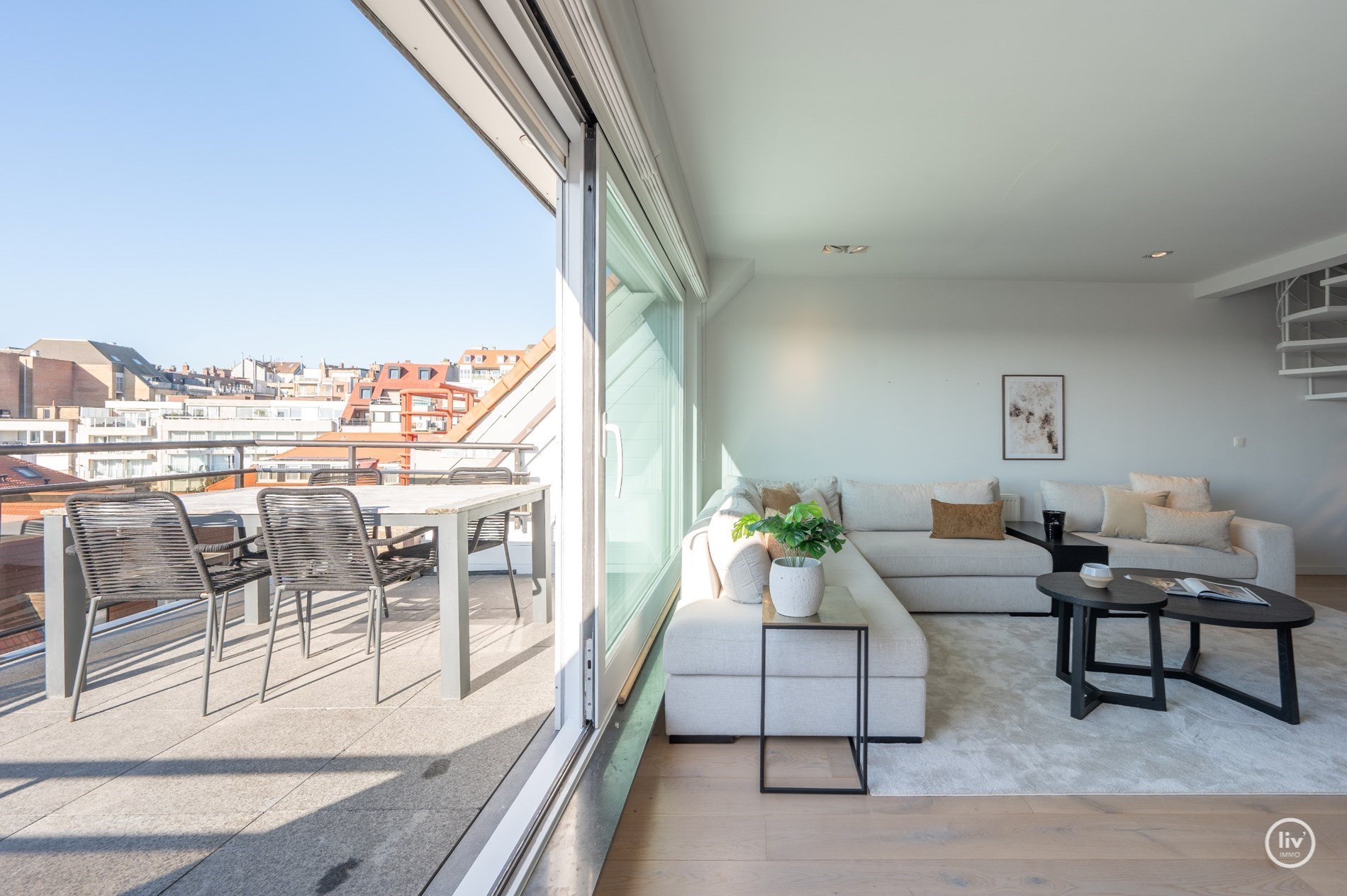 Merveilleux appartement en duplex r&#233;nov&#233;, spacieux, avec des vues panoramiques magnifiques et des terrasses &#224; proximit&#233; du Rubens. 
