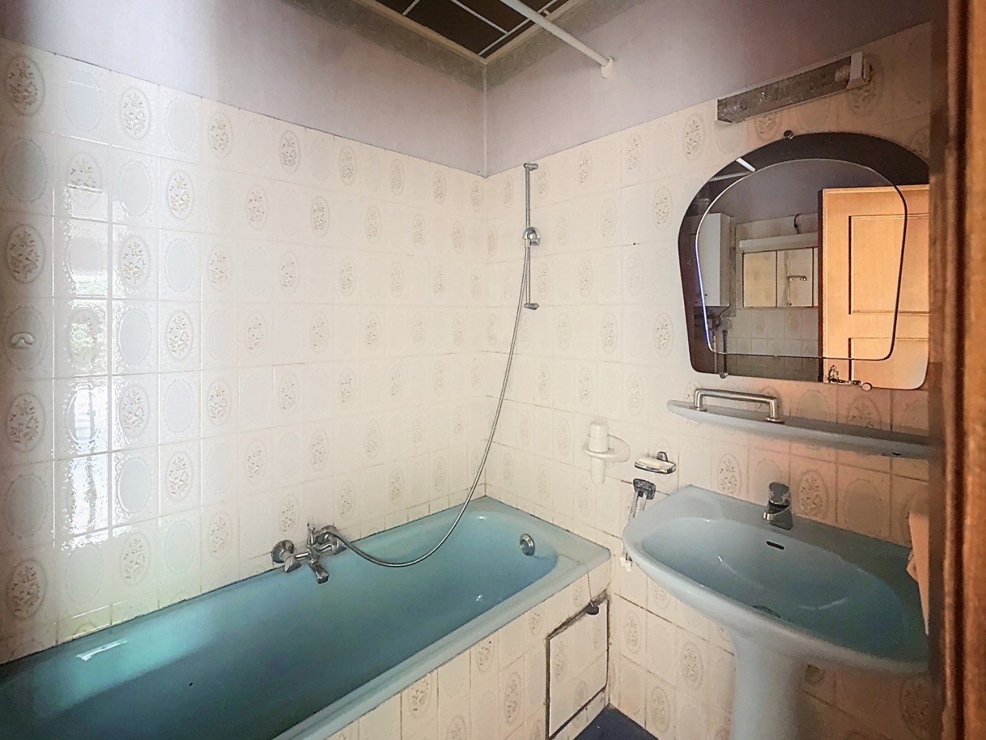 Te renoveren woning op afgesloten perceel van 936m&#178; 