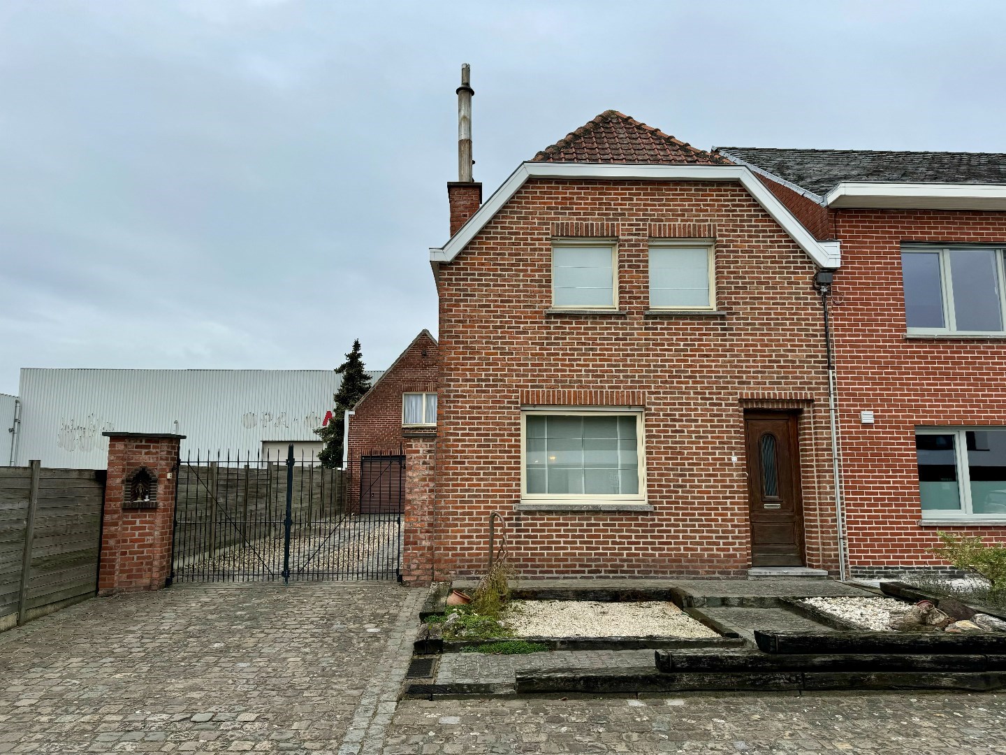 Halfopen bebouwing met ruime tuin en garage 