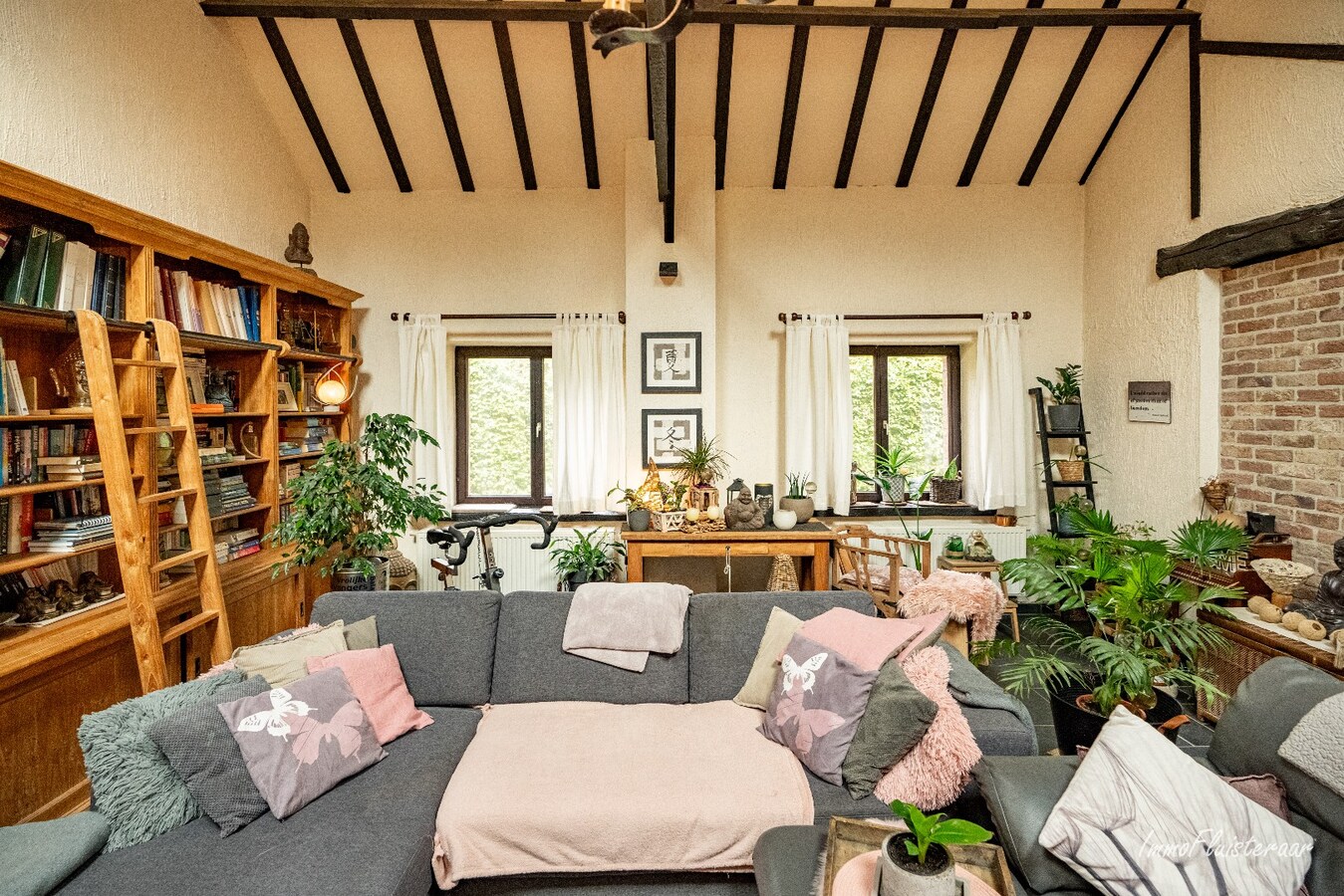 Ready-to-move-in house in a wooded area on approximately 24a in Keerbergen. 