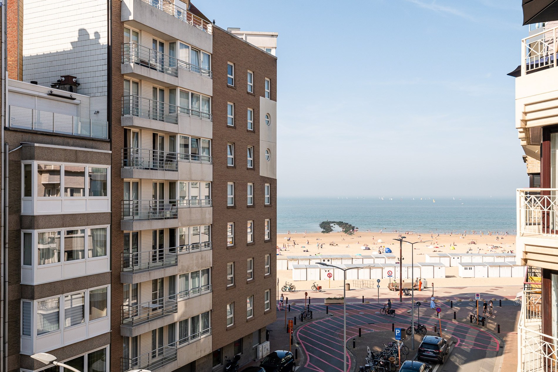 Magnifique appartement r&#233;nov&#233; de 3 chambres avec terrasse et belle vue lat&#233;rale sur la mer, situ&#233; au centre de Knokke &#224; quelques m&#232;tres de la plage. 