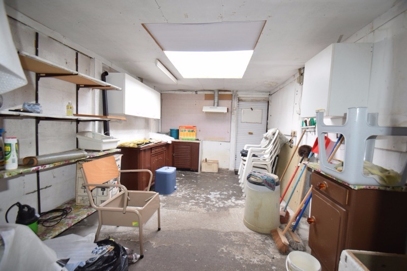 Grondig op te knappen woning met tuin, op toffe ligging. 