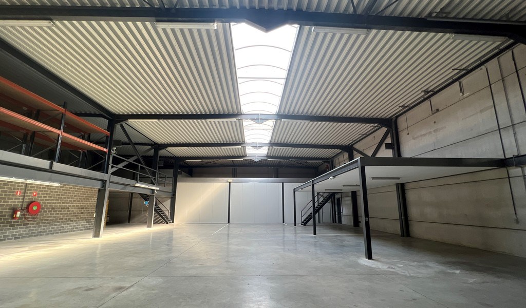 Bedrijfsgebouw met villa te huur langs E17 in Kruisem