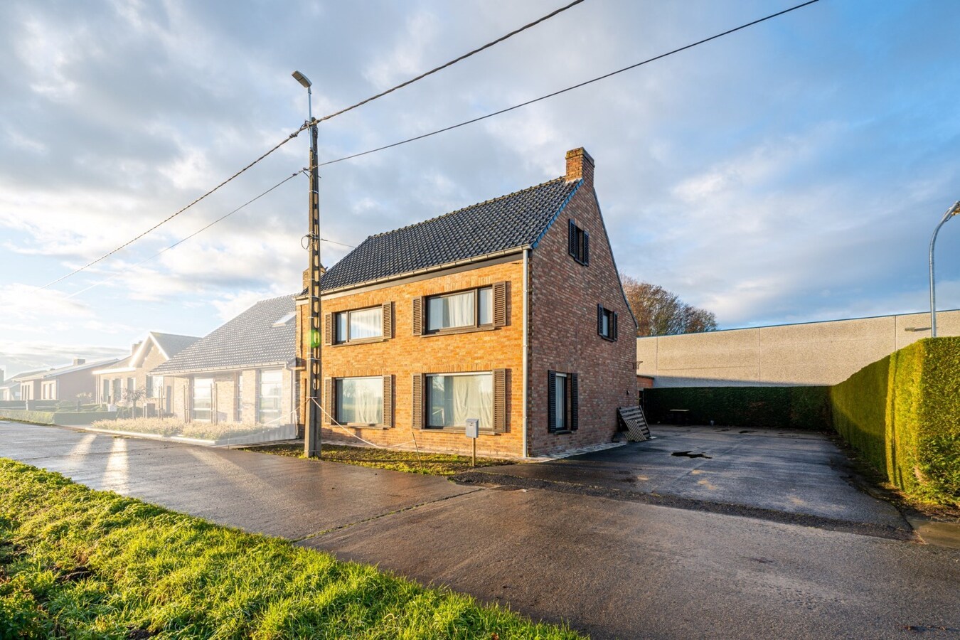 Woning met 4 slaapkamers en 2 garages te Koekelare 