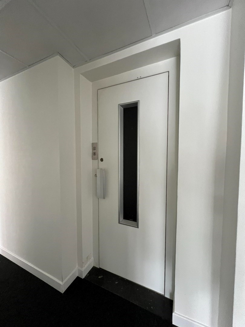 Ruim handelspand (+/- 400m&#178;) te huur gelegen op TOPLOCATIE in Geel! 