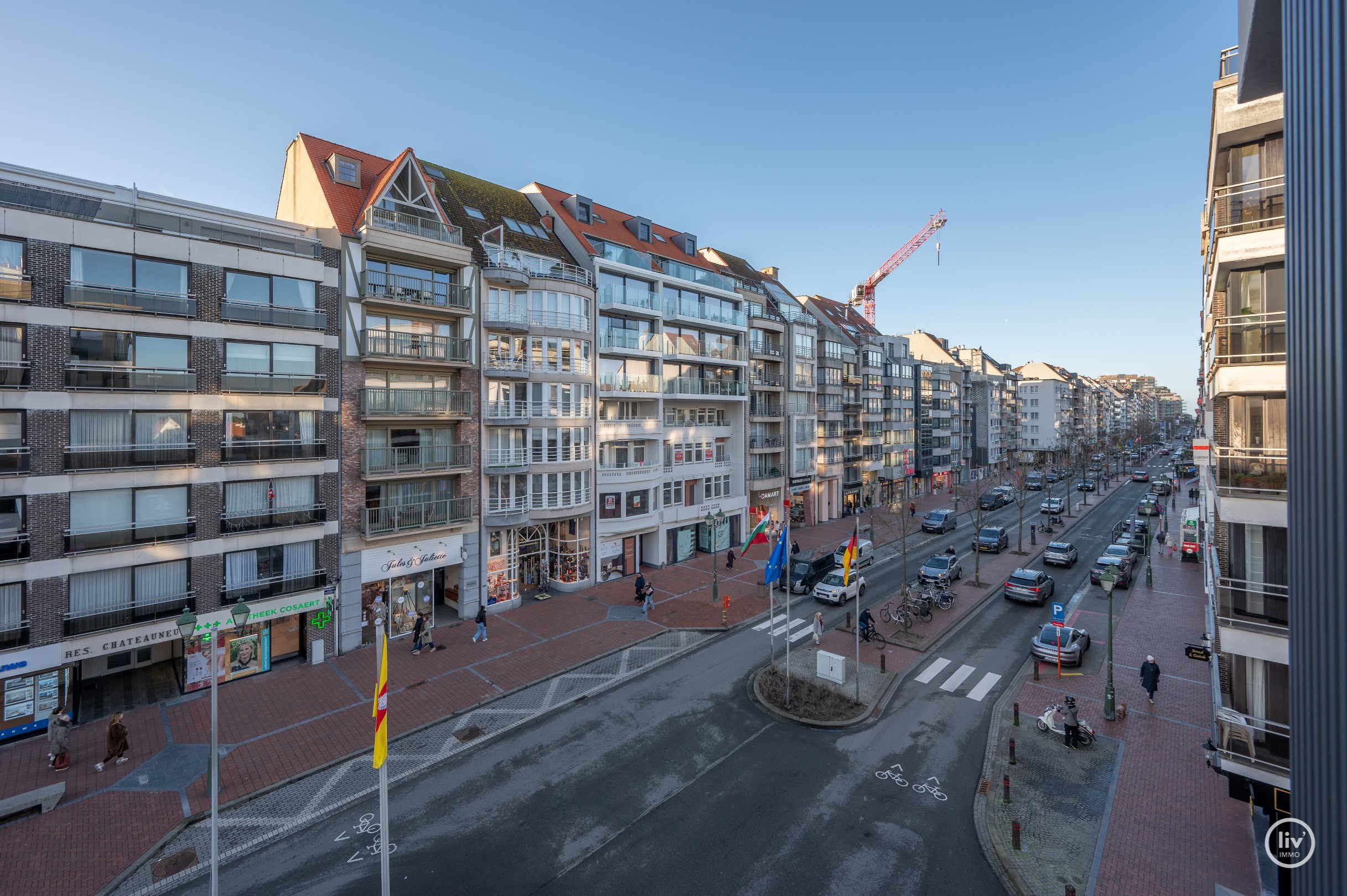 Mooi gerenoveerd HOEKappartement met 3 slaapkamers centraal gelegen op de Lippenslaan te Knokke. 