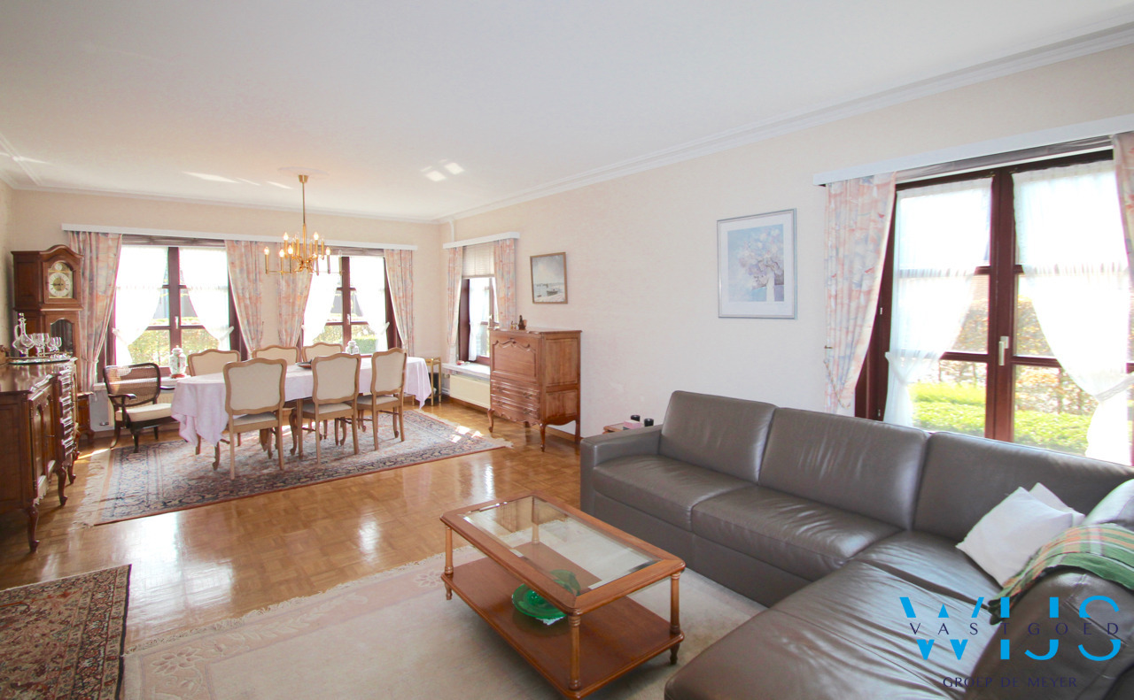 Prachtige instapklare en ruime woning op 1547m&#178;  te OOSTEEKLO 