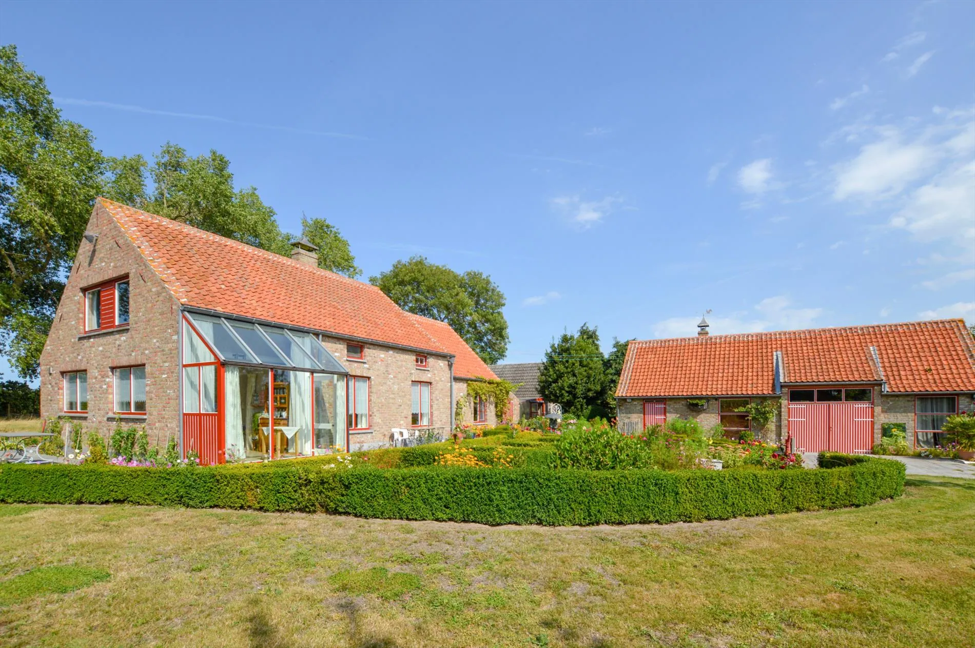 Idyllisch gelegen hoevetje met schuur en bijgebouwen op 5054 m²