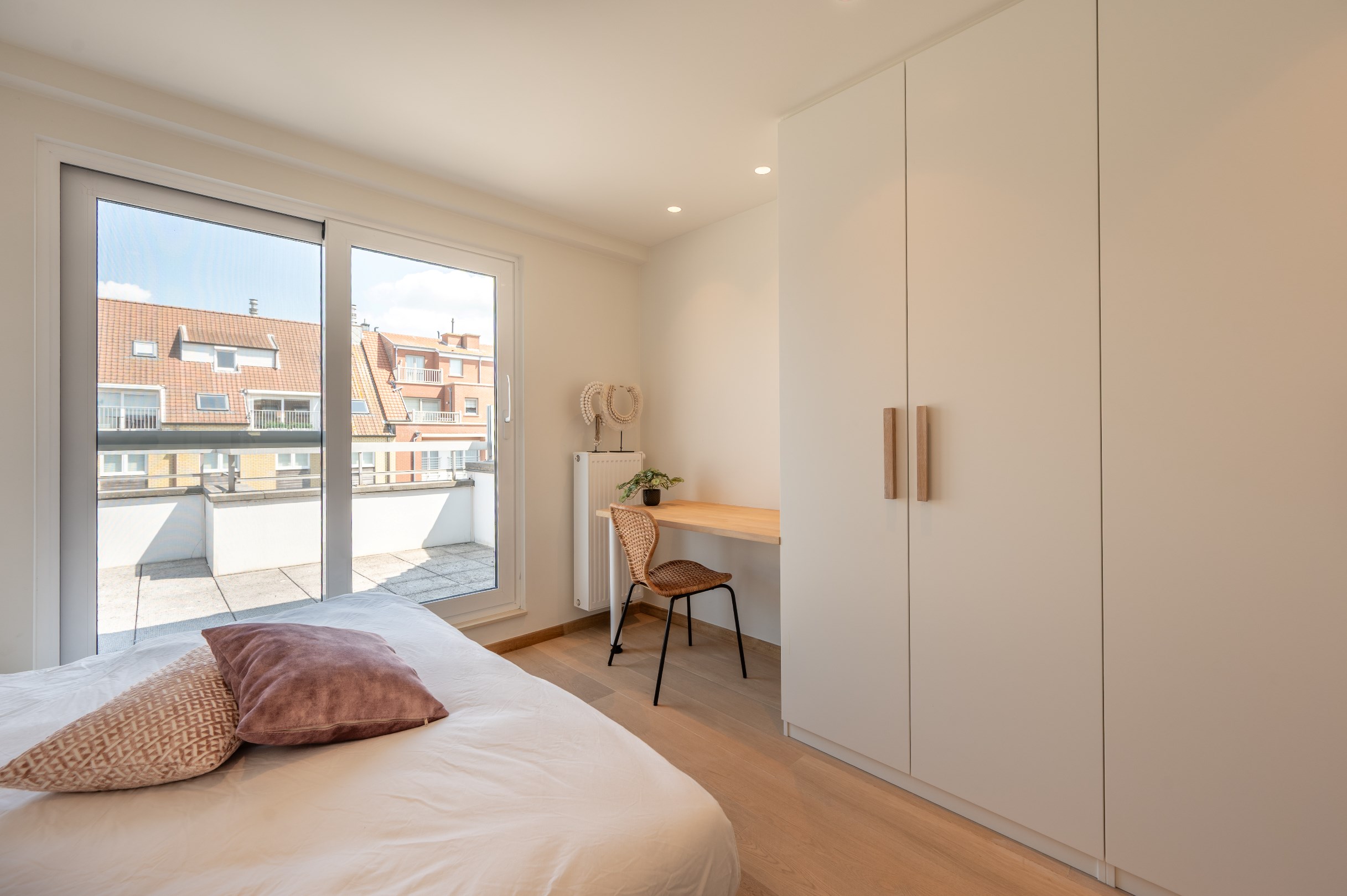 Prachtig instapklaar duplex-appartement met zonnige terrassen genietend van een open zicht en tevens zeezicht (Mogelijkheid tot aankoop van een inpandige garagebox). 