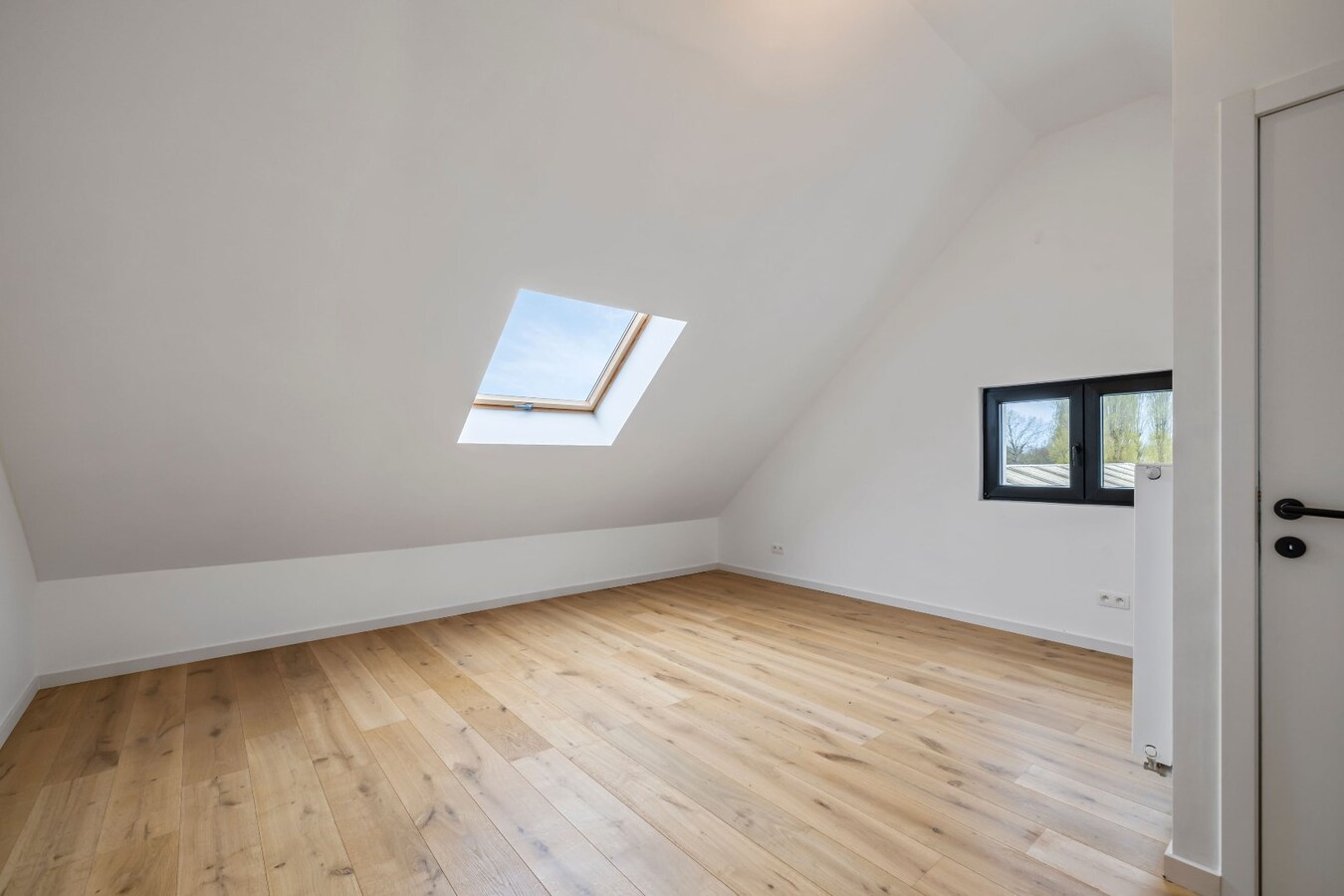 Luxueus gerenoveerde (2025) woning bijgebouw &amp; ruime tuin in Zwijndrecht 