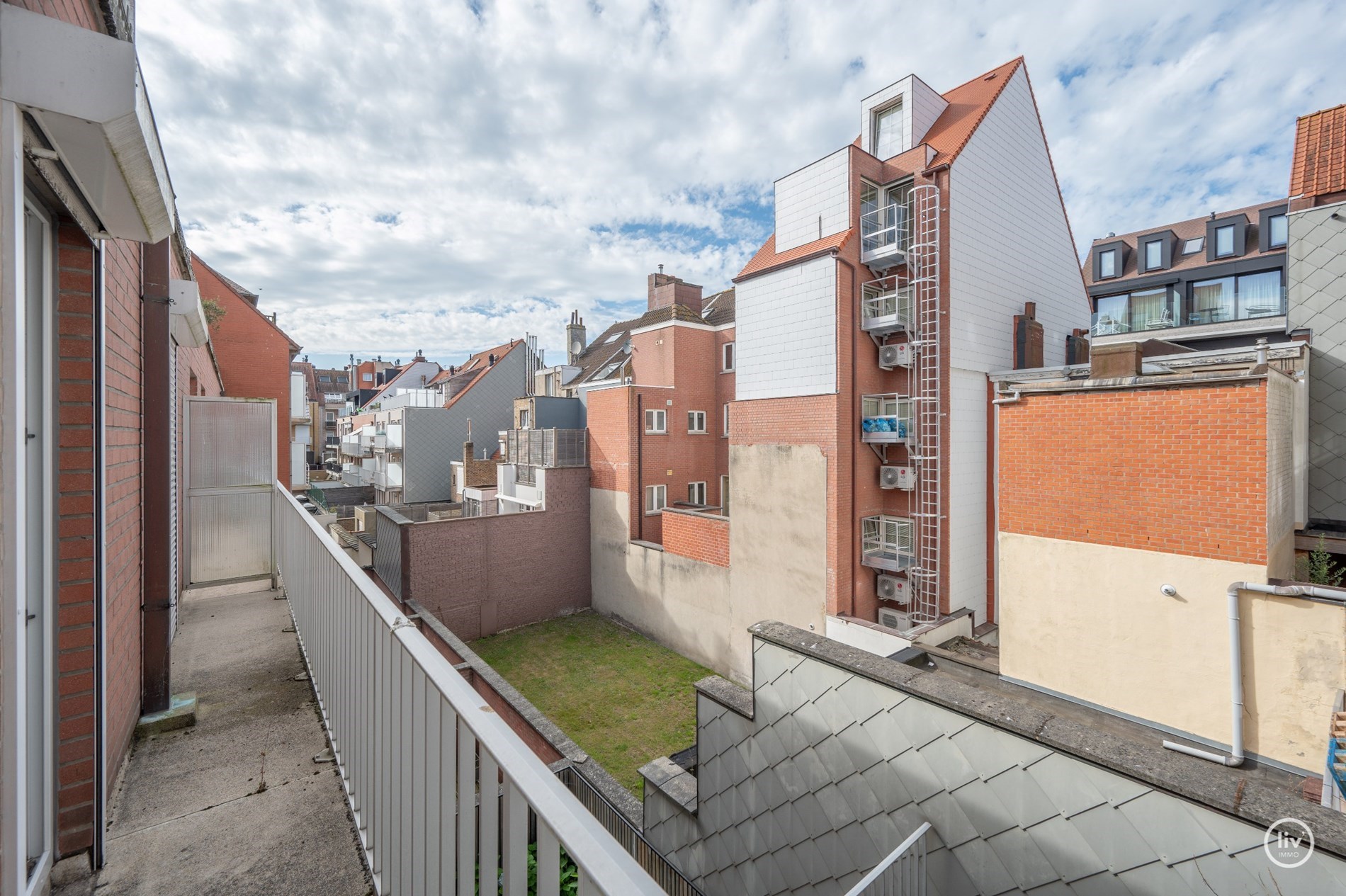 Aangenaam en ruim (woon) appartement in een rustige zijstraat van de Lippenslaan (met mogelijkheid tot aankoop van een inpandige garagebox.) 