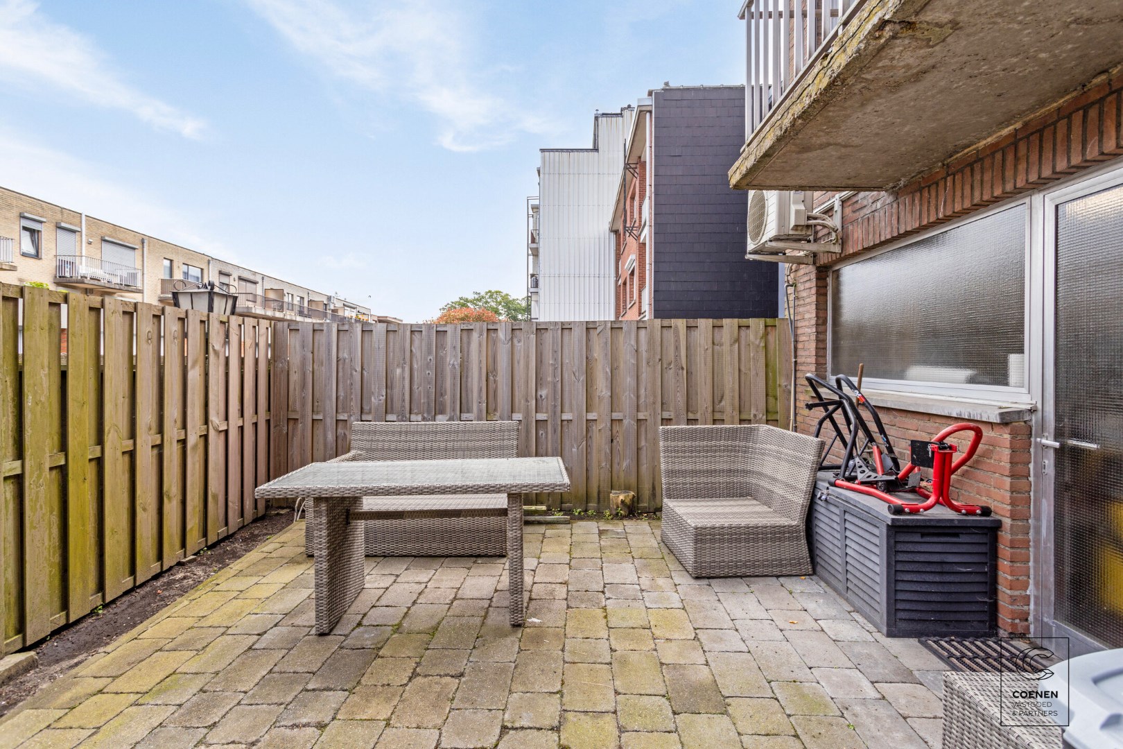 Instapklaar appartement met 2 slkp&#39;s, bew. opp van 80 m&#178; met dubbele garage &#233;n tuin! 