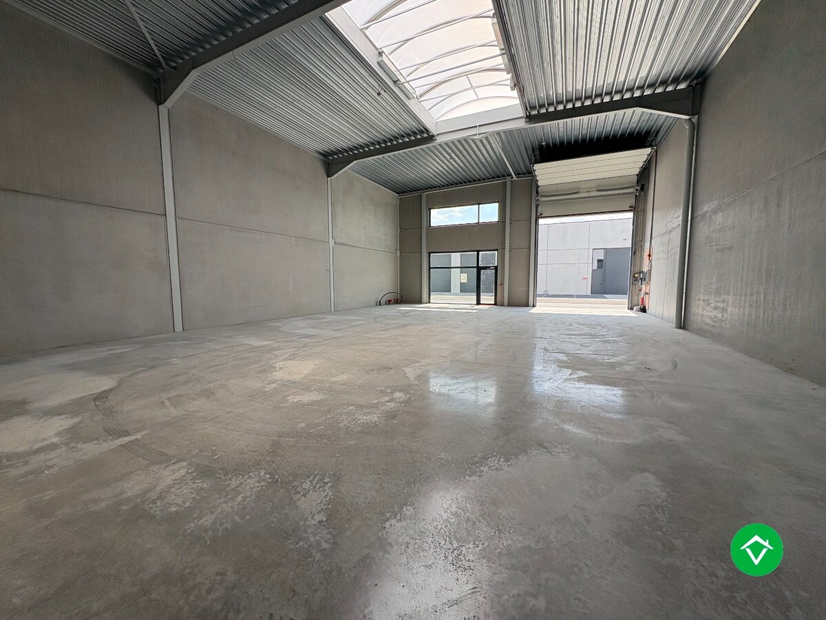 Loods te koop – 246 m&#178; met 2 parkeerplaatsen inbegrepen op de industriezone te Ichtegem 