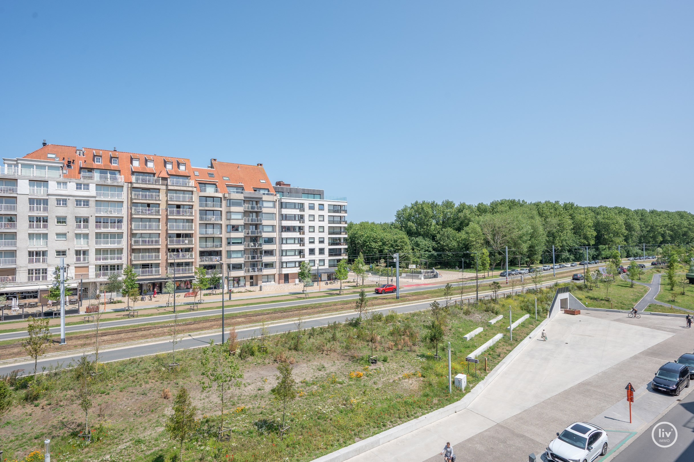 Appartement pr&#234;t &#224; emm&#233;nager (2021) avec vue d&#233;gag&#233;e sur la rue de Knokke, &#224; distance de marche de la digue de l&#39;Albertstrand. 