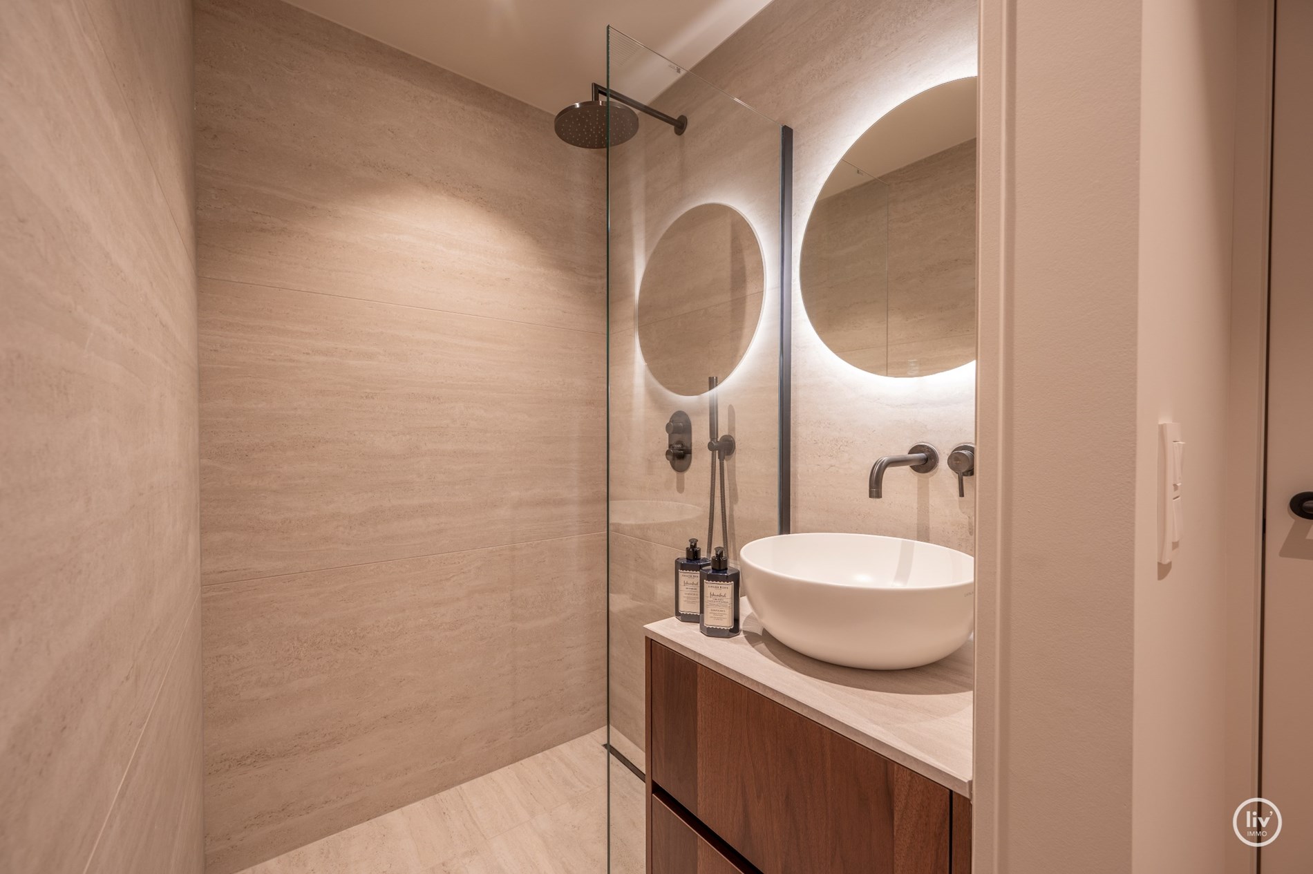 Stijlvol gerenoveerd hoekappartement  (130 m2) met royale gevelbreedte en zuidgerichte terras. 