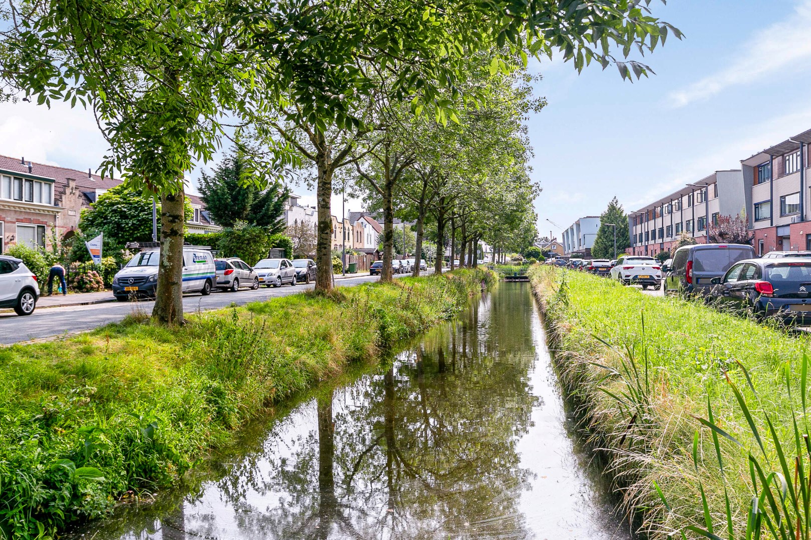 Op zoek naar een karakteristieke  jaren &#39;30 woning? Dan is dit uw kans:  4-kamer uitgebouwde tussenwoning met moderne keuken, 3 slaapkamers, ruime tuin en gelegen op eigen grond! 