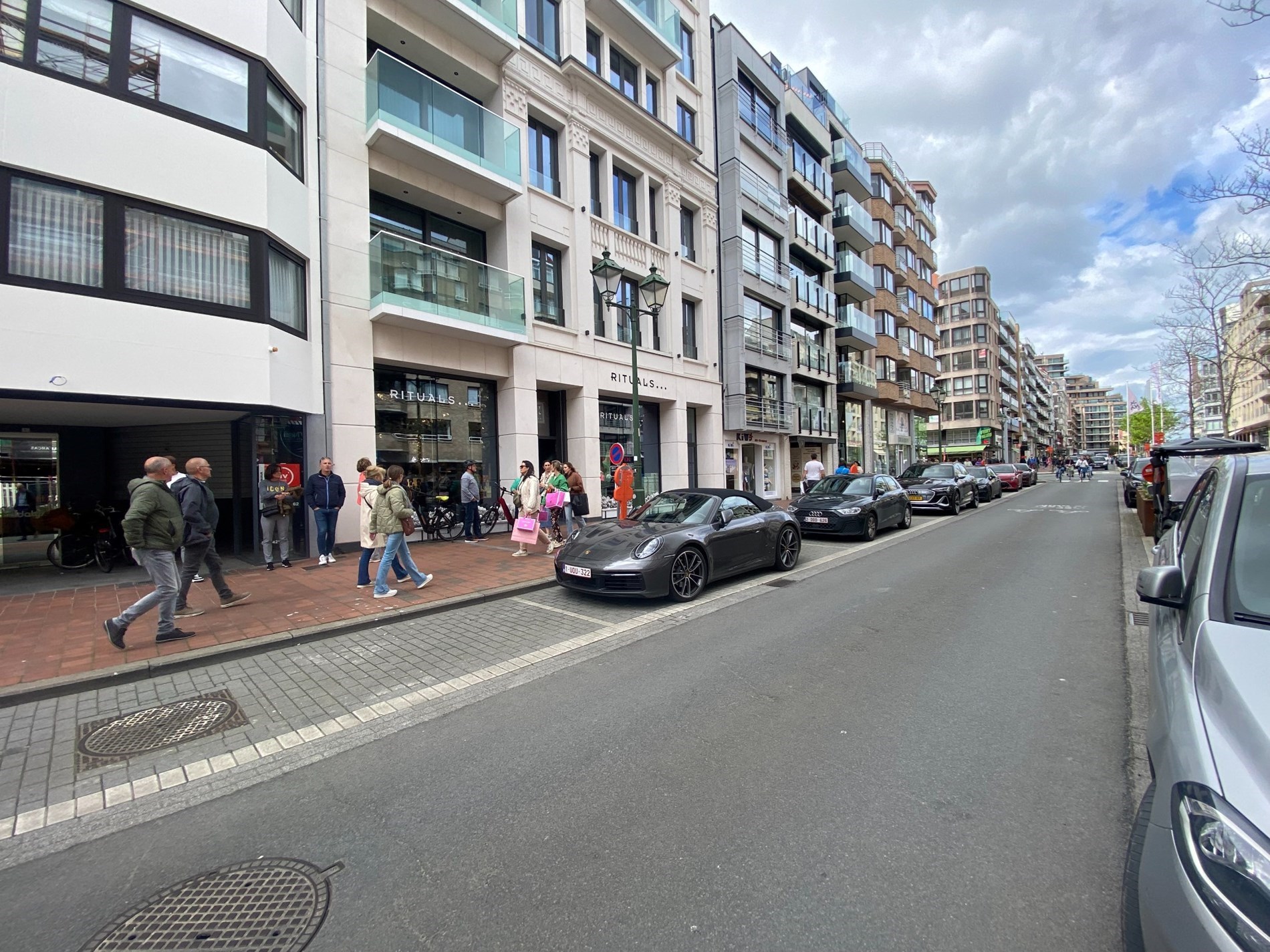 Local commercial bien situ&#233; dans la partie centrale de la Lippenslaan, &#224; proximit&#233; de magasins tels que Rituals, Kruidvat, Etam, ... &#224; quelques m&#232;tres de la plage. 