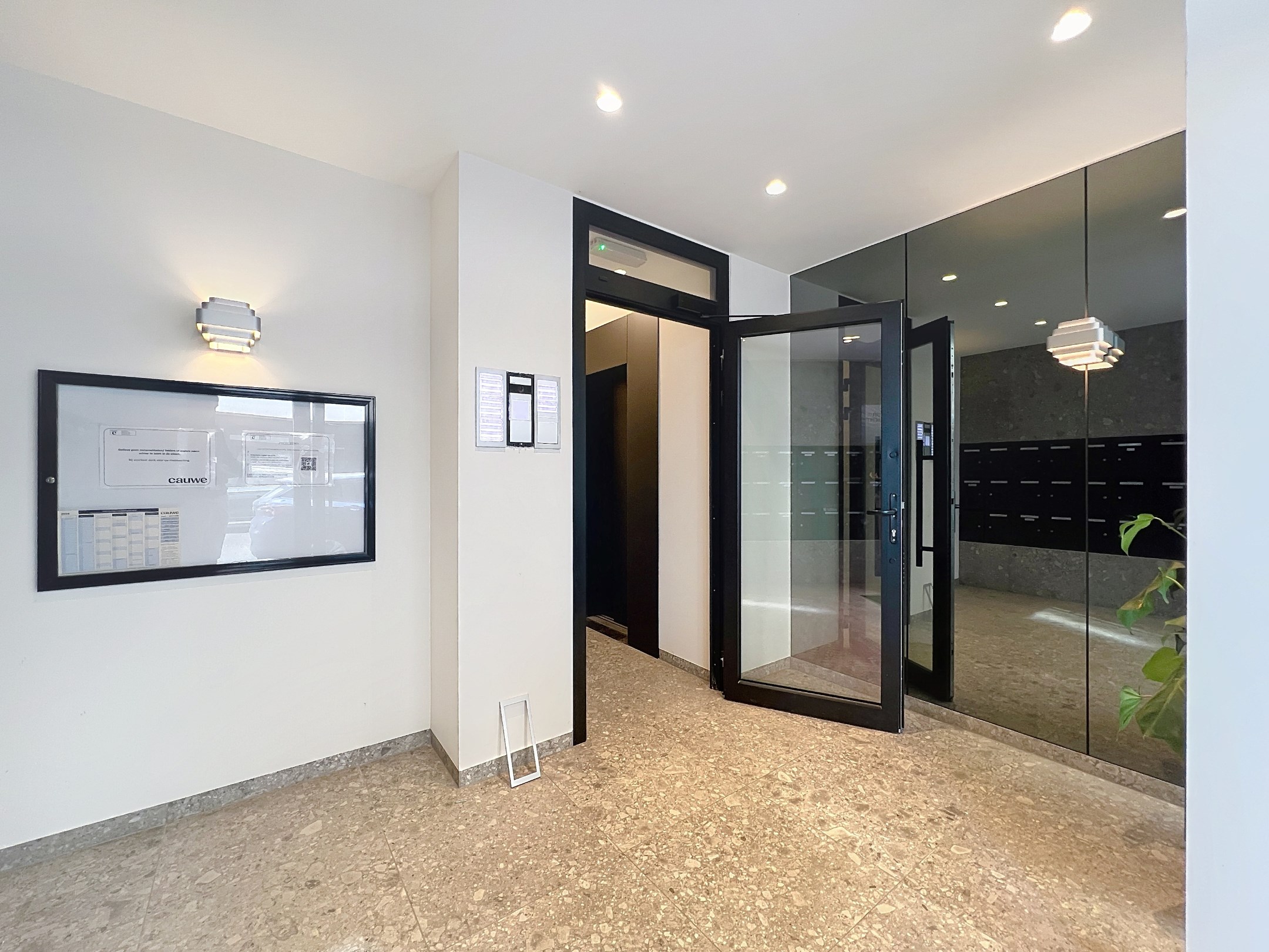 Instapklaar 2-slaapkamerappartement met zijdelings zeezicht in verzorgd gebouw. 