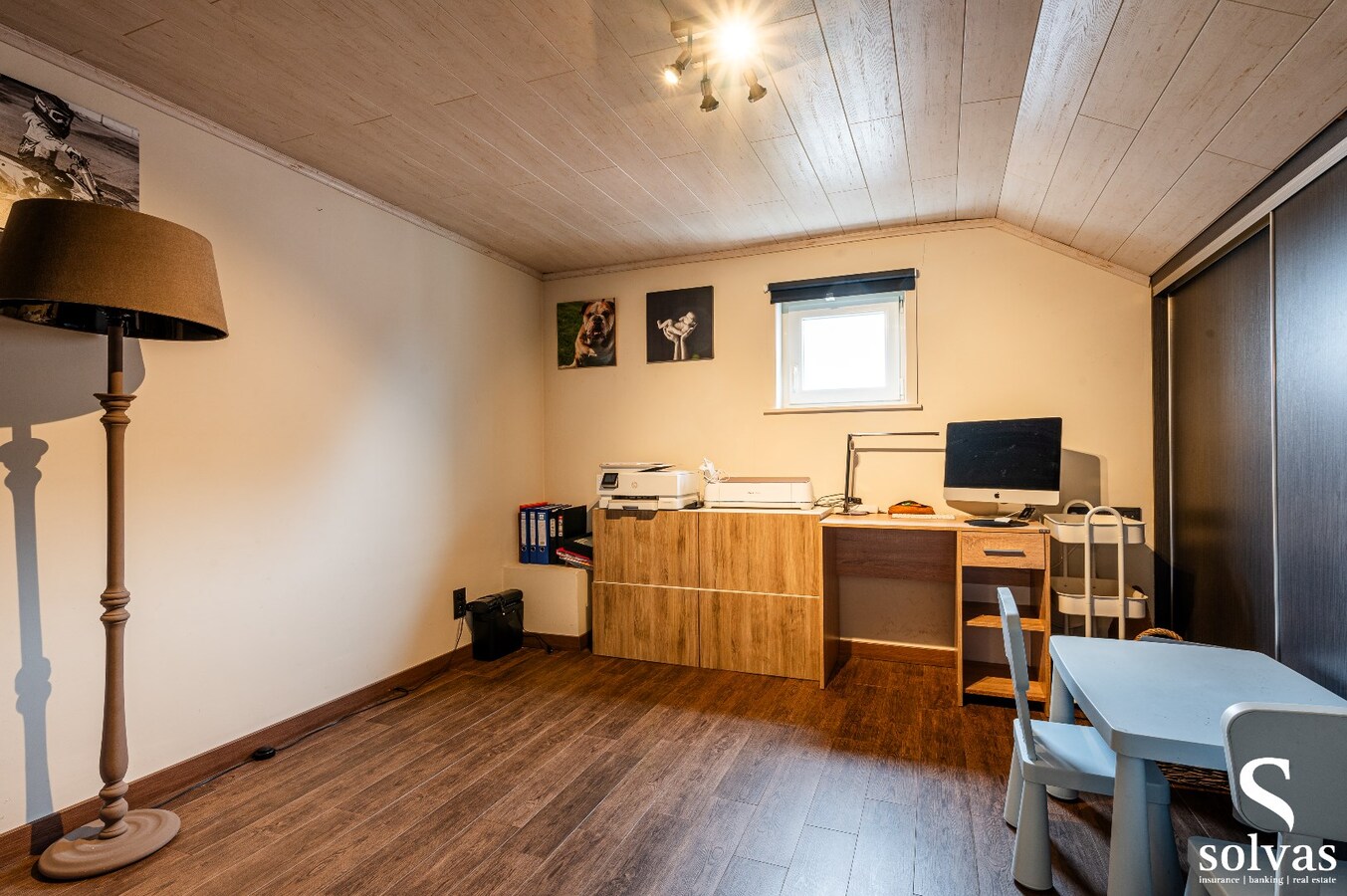 Instapklare woning met loods en prachtig aangelegde tuin en zwembad 