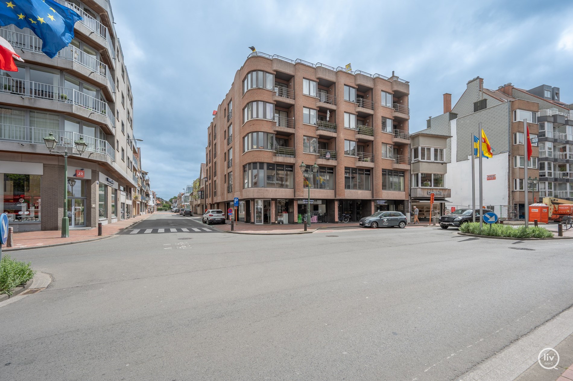 “Unieke Penthouse (1992) te koop op een toplocatie in Knokke –3 -kamerappartement met uitzonderlijke zonneterrassen van meer dan +/- 200m2 . 