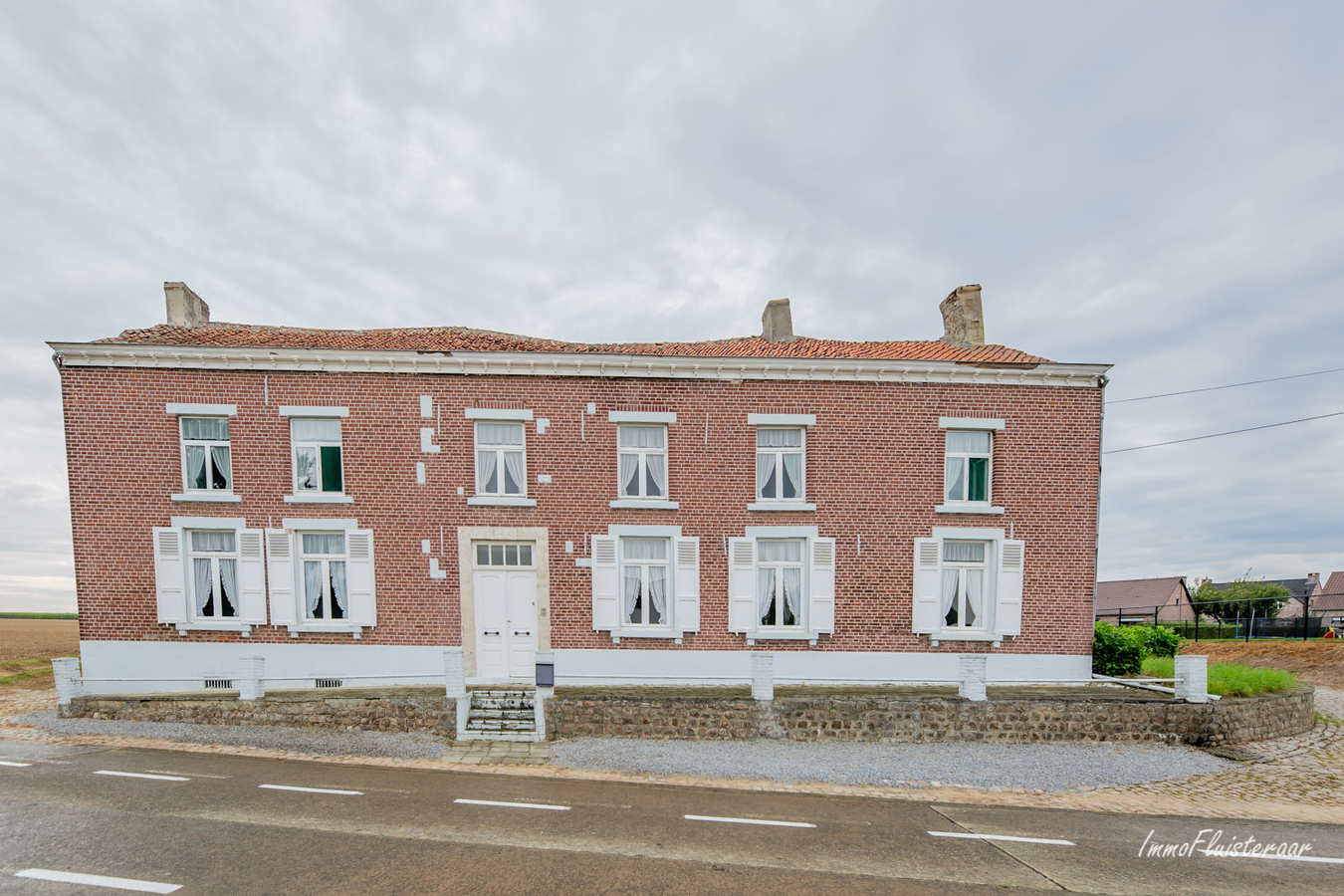 Te renoveren historische vierkantshoeve met woning, stallen, schuur en grond op ca. 30a te Tienen (Hakendover; Vlaams-Brabant) 