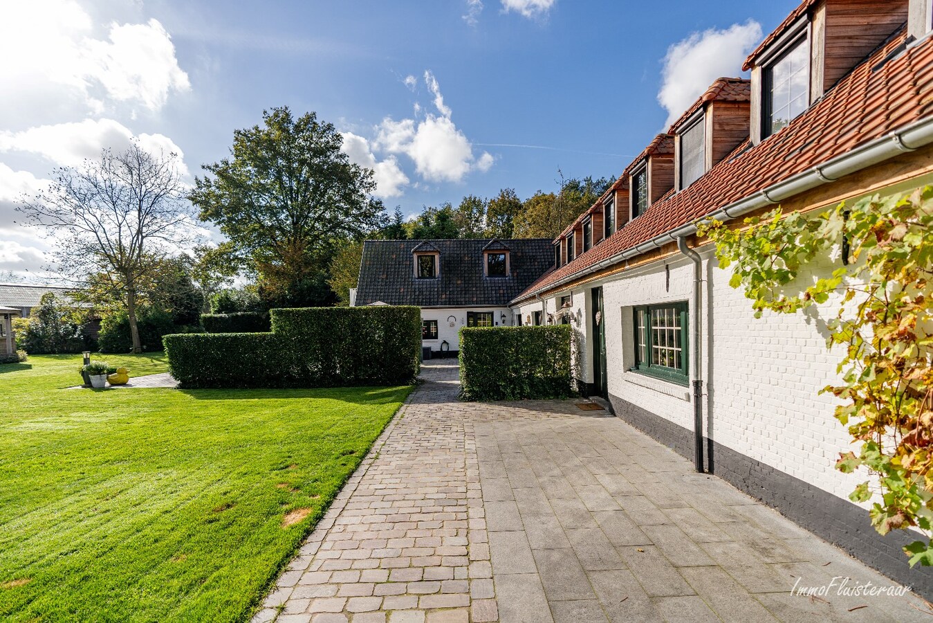 Unieke trainingsstal met prachtige villa op ca. 1 ha te Halle-Zoersel (Mogelijkheid tot aankoop extra weide) 