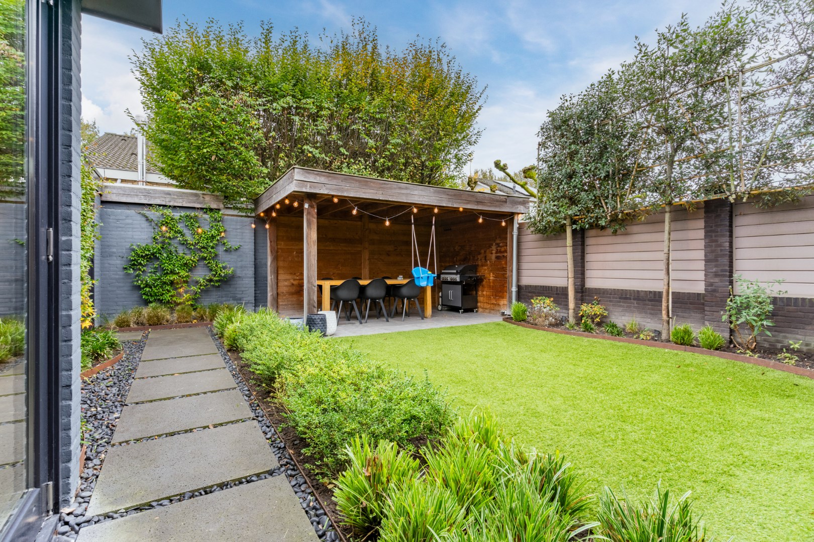 Moderne tweekapper met garage / berging, tuin en tuinkamer gelegen in een rustige kindvriendelijke  woonomgeving. Energielabel B. 