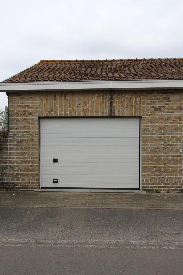 Ruime garage met zoldering en terras te Torhout 