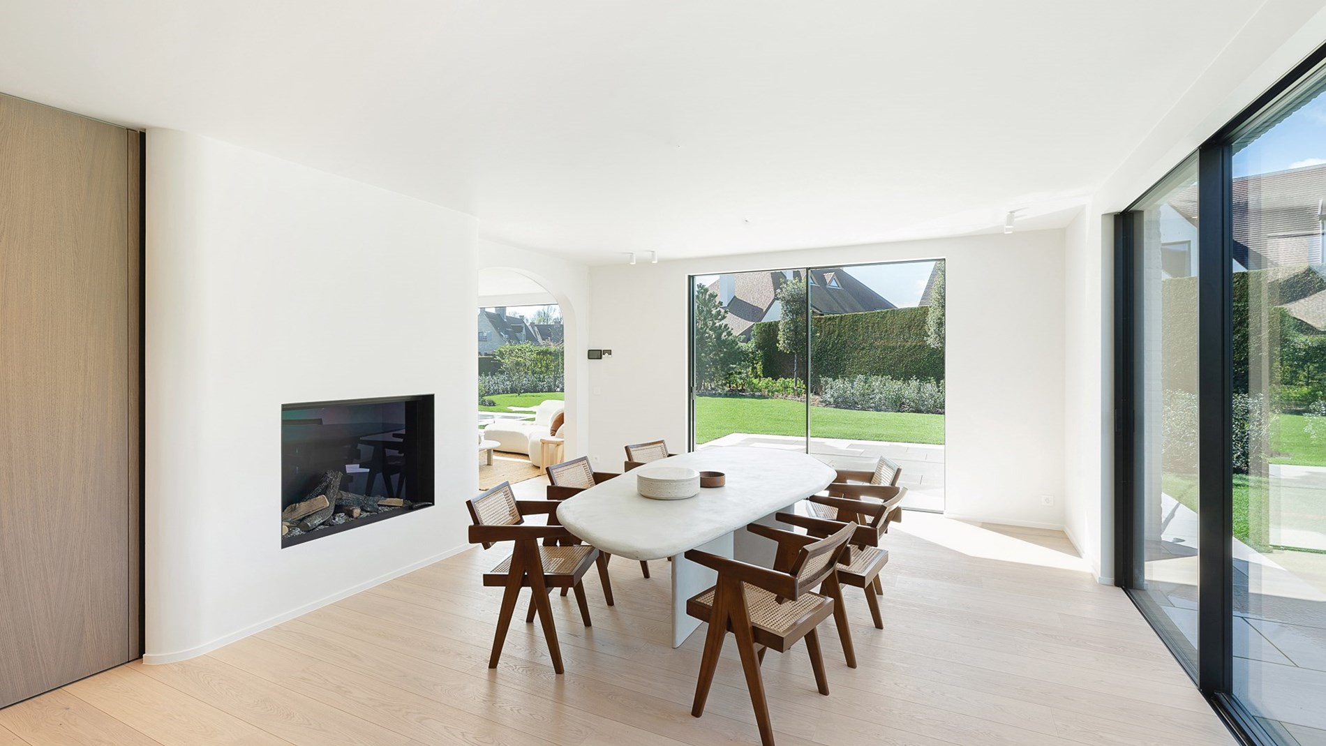 Prachtig gerenoveerde alleenstaande woning met oprit gelegen in een rustige wijk in Knokke nabij de Magere Schorre. 