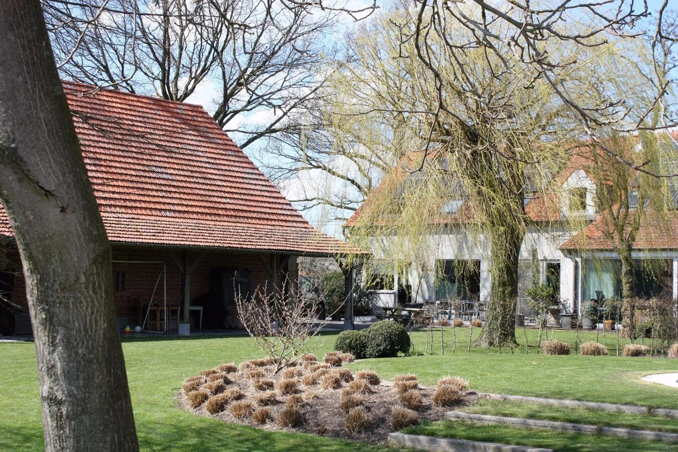 Charmante villahoeve met ingericht bijgebouw op ca. 80 are  te Wuustwezel 