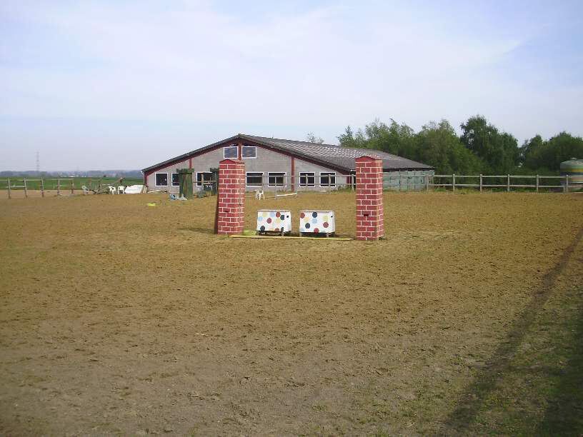 Hoeve met manegecomplex op ca. 2ha nabij Brussel 