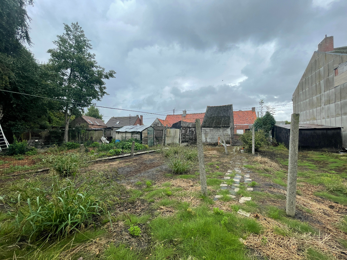 2 ruime grondig te renoveren/af te breken woningen met een gezamelijke grondoppervlakte van 912 m&#178; 