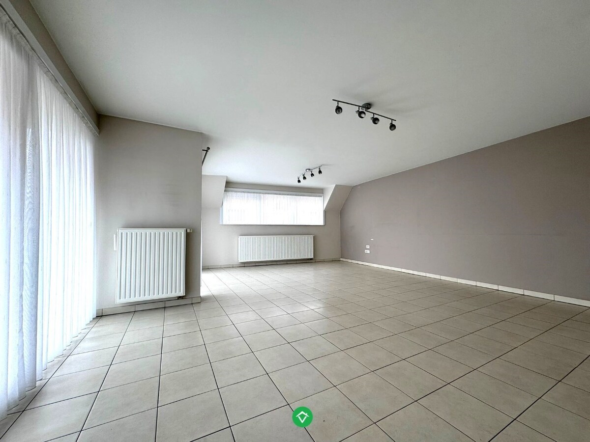 Appartement met 2 slaapkamers, terras en garage te centrum Roeselare 