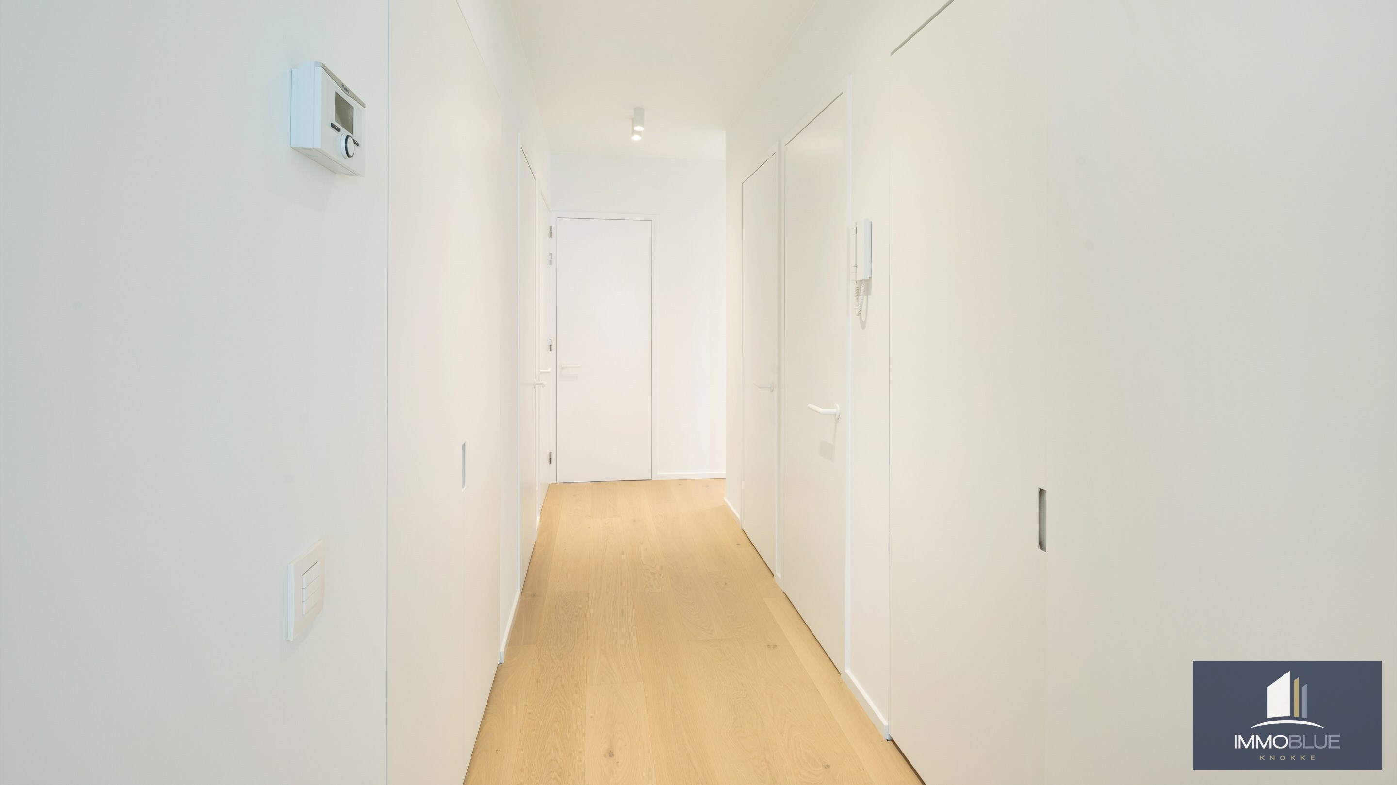 Centraal gelegen, volledig gerenoveerd appartement met drie slaapkamers. 