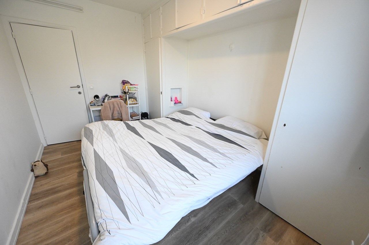 Appartement de 2 pi&#232;ces pr&#234;t &#224; emm&#233;nager, non meubl&#233;, avec 2 terrasses &#224; distance de marche de l&#39;avenue Lippens. 