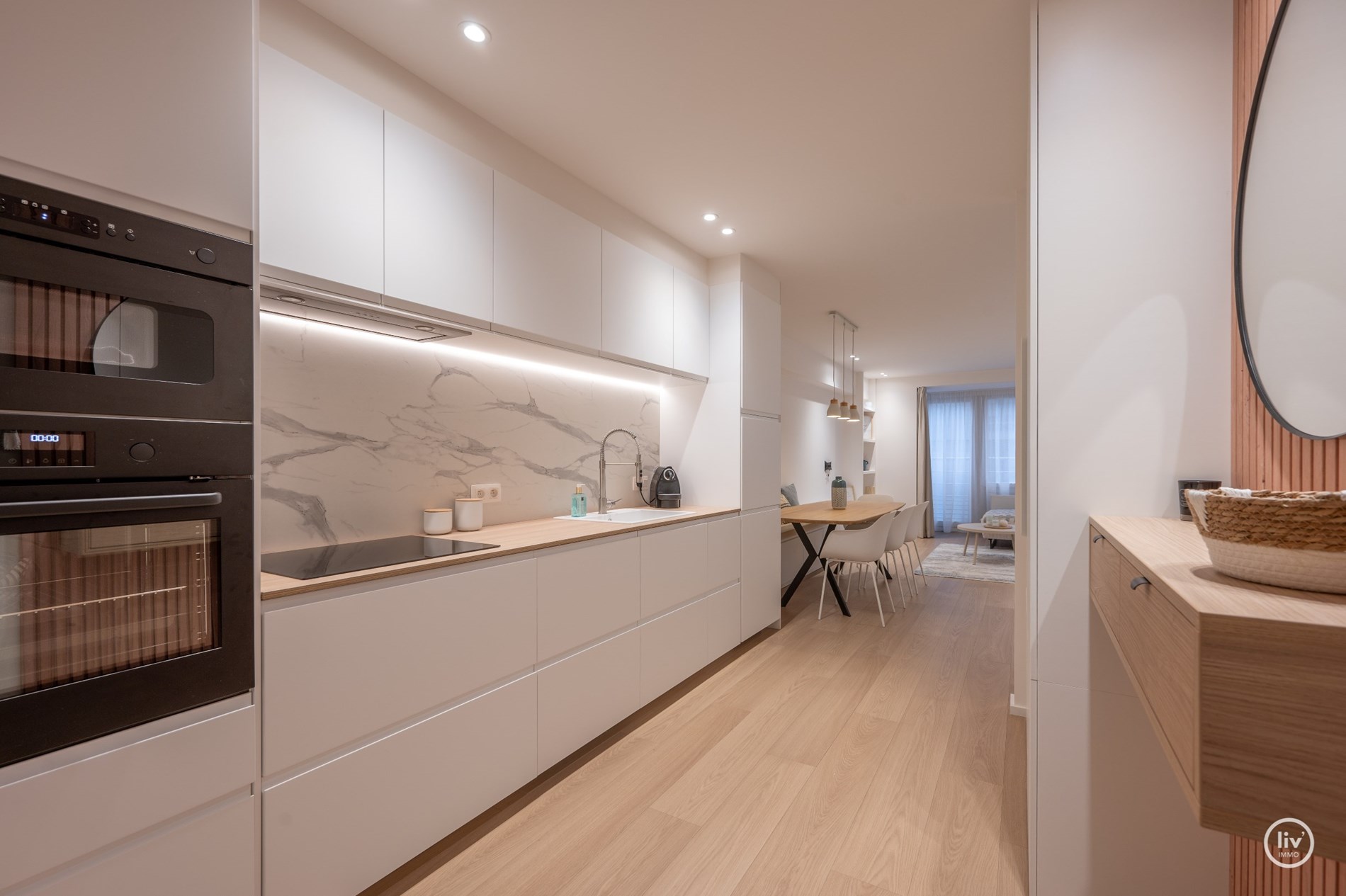 Prachtig gerenoveerd appartement, ideaal gelegen tussen het Driehoeksplein  en de zeedijk te Knokke. 