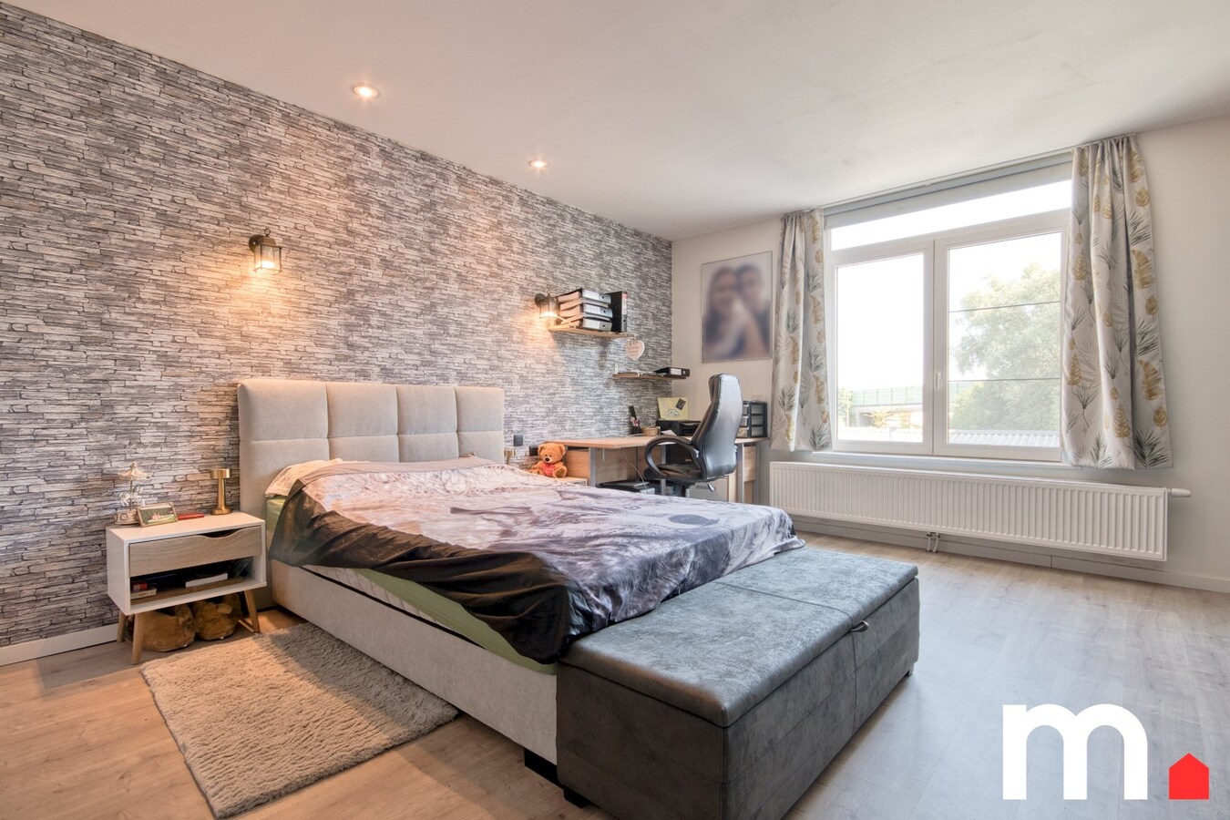 Centraal gelegen instapklare woning met tuin en uitweg via garage ! 