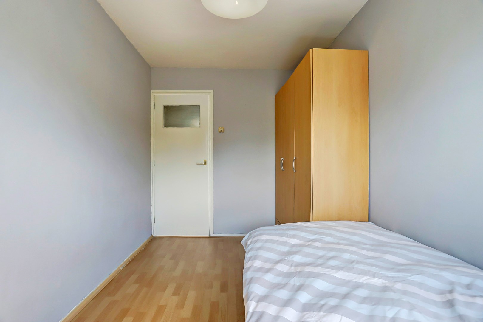 Leuke starters hoekwoning op 206 m&#178; eigen grond met 4- (voorheen 5) kamers, kunststof kozijnen en zonnige brede tuin! 