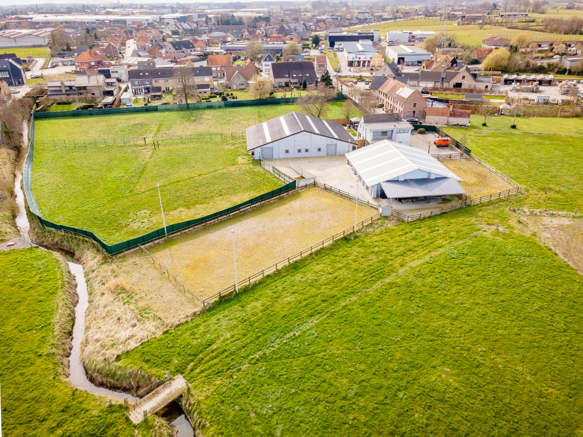 Landelijk gelegen hofstede met loodsen en weilanden op ca. 1,1ha te Zedelgem 