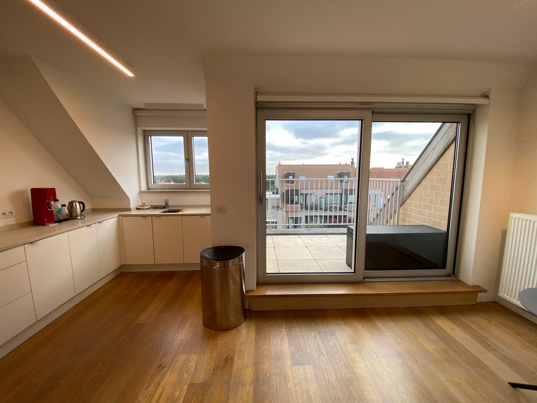 Meubl&#233; - Appartement en duplex avec 3 chambres &#224; coucher compl&#232;tes et deux grandes terrasses orient&#233;es vers le soleil avec des vues d&#233;gag&#233;es, situ&#233; du c&#244;t&#233; ensoleill&#233; de l&#39;avenue Lippens. 