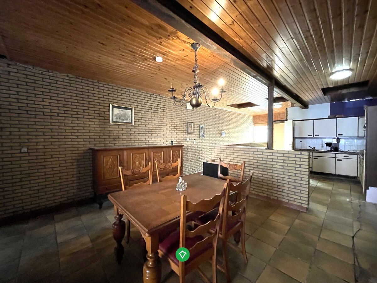Woning met 3 slaapkamers, zeer grote werkplaats/garage/loods en tuin te Roeselare 