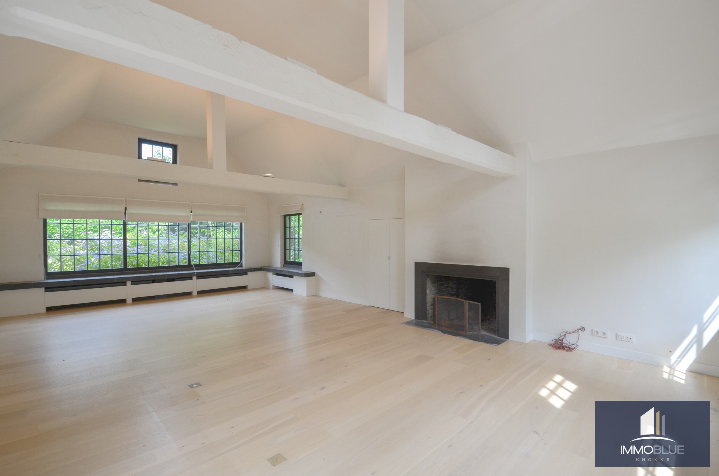 Villa exclusive, situ&#233;e au calme sur un terrain de 1.628 m&#178;, &#224; proximit&#233; du Royal Zoute Tennis Club. 