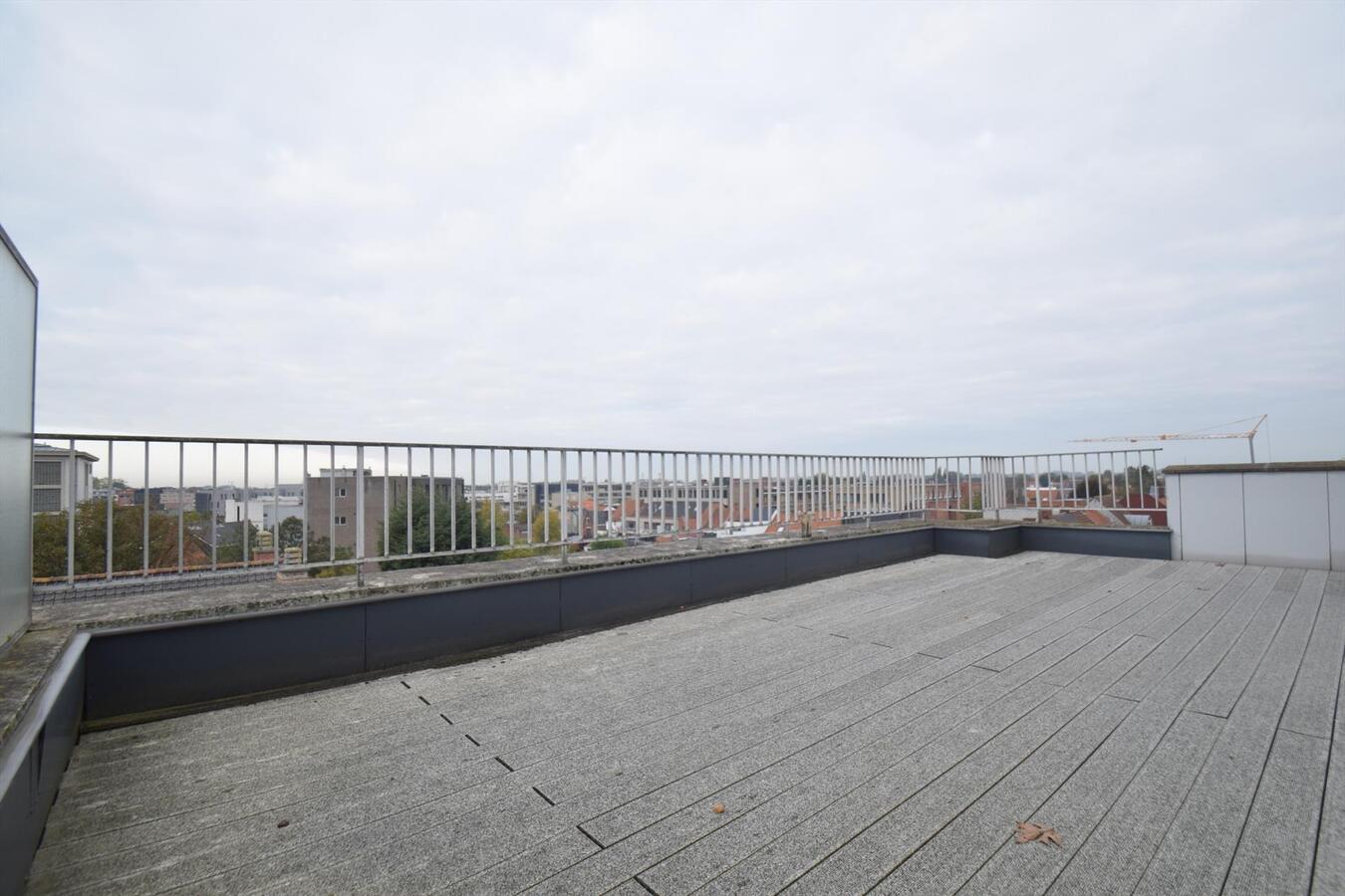 Te renoveren 1- slaapkamer-penthouse-appartementje met zonneterras en prachtig uitzicht 