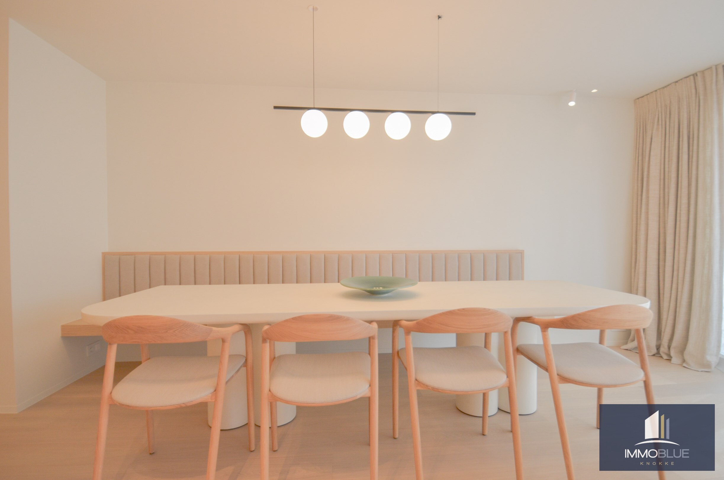 Volledig gerenoveerd appartement met een mooi zijdelings zeezicht gelegen nabij het Driehoeksplein. 