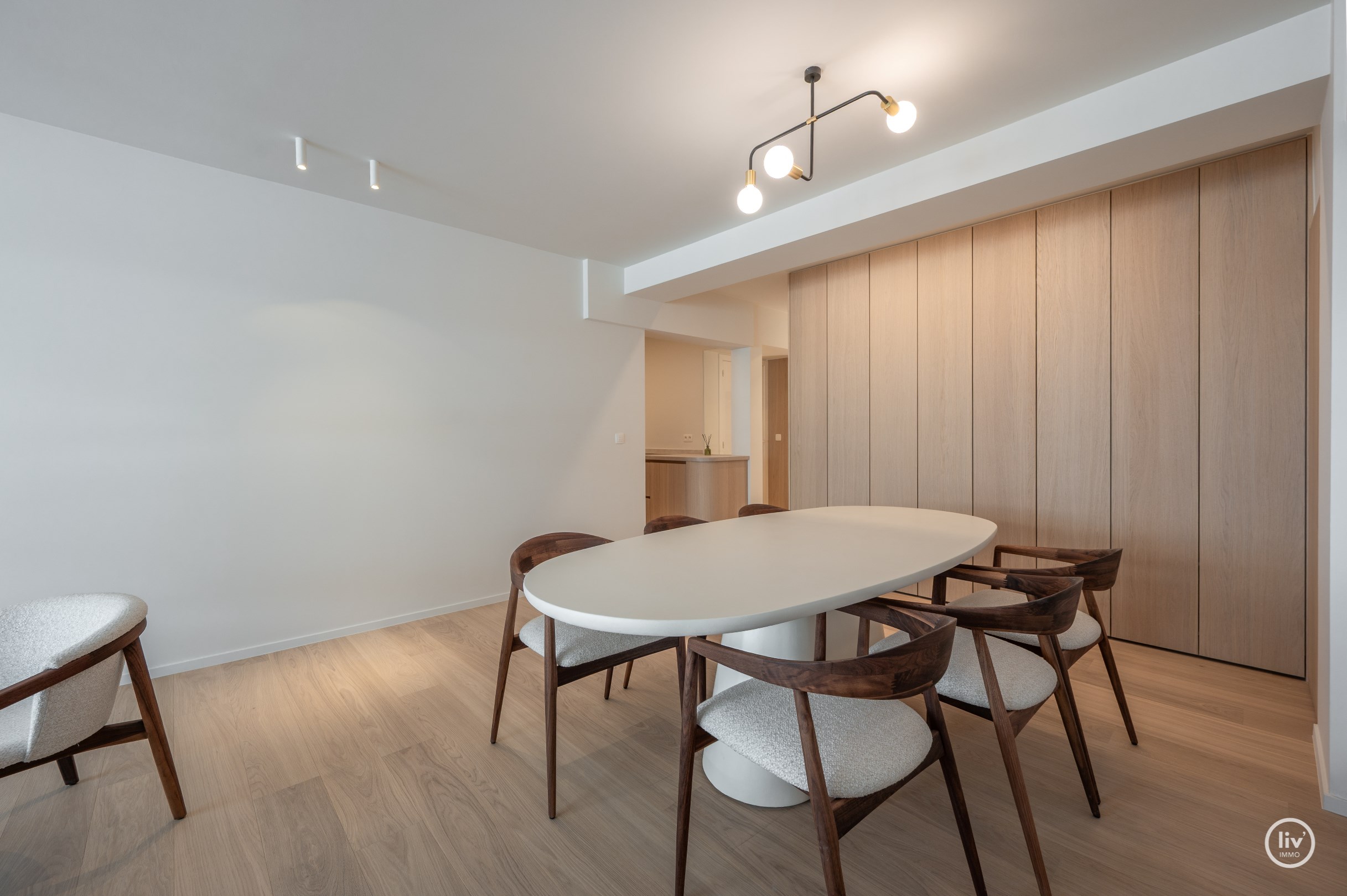Gezellig gerenoveerd 3 slaapkamerappartement centraal gelegen op de P.Parmentierlaan te Knokke met ruim terras. 