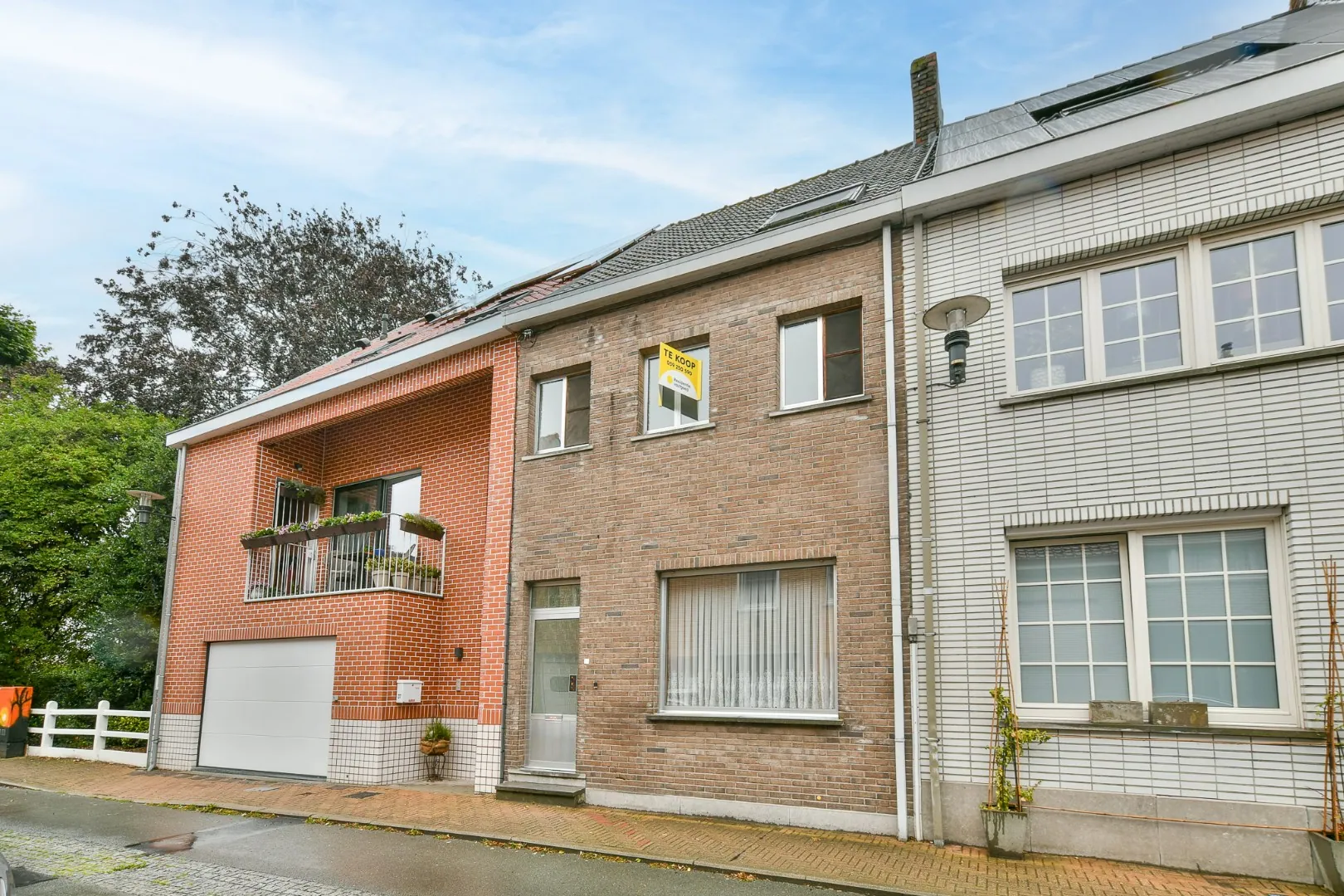 Charmante en verzorgde rijwoning met zonnige achterkoer  in hartje van Oudenburg