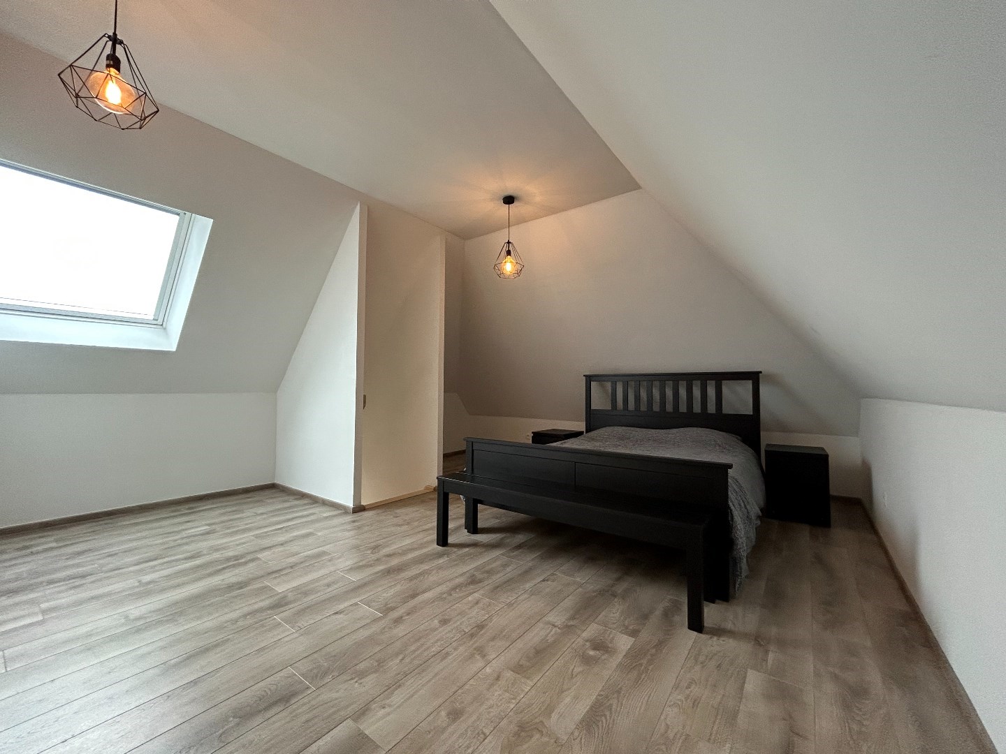 Recent, instapklaar appartement (75 m&#178;) met 2 slaapkamers in vrijstaande, kleinschalige residentie + autostaanplaats 