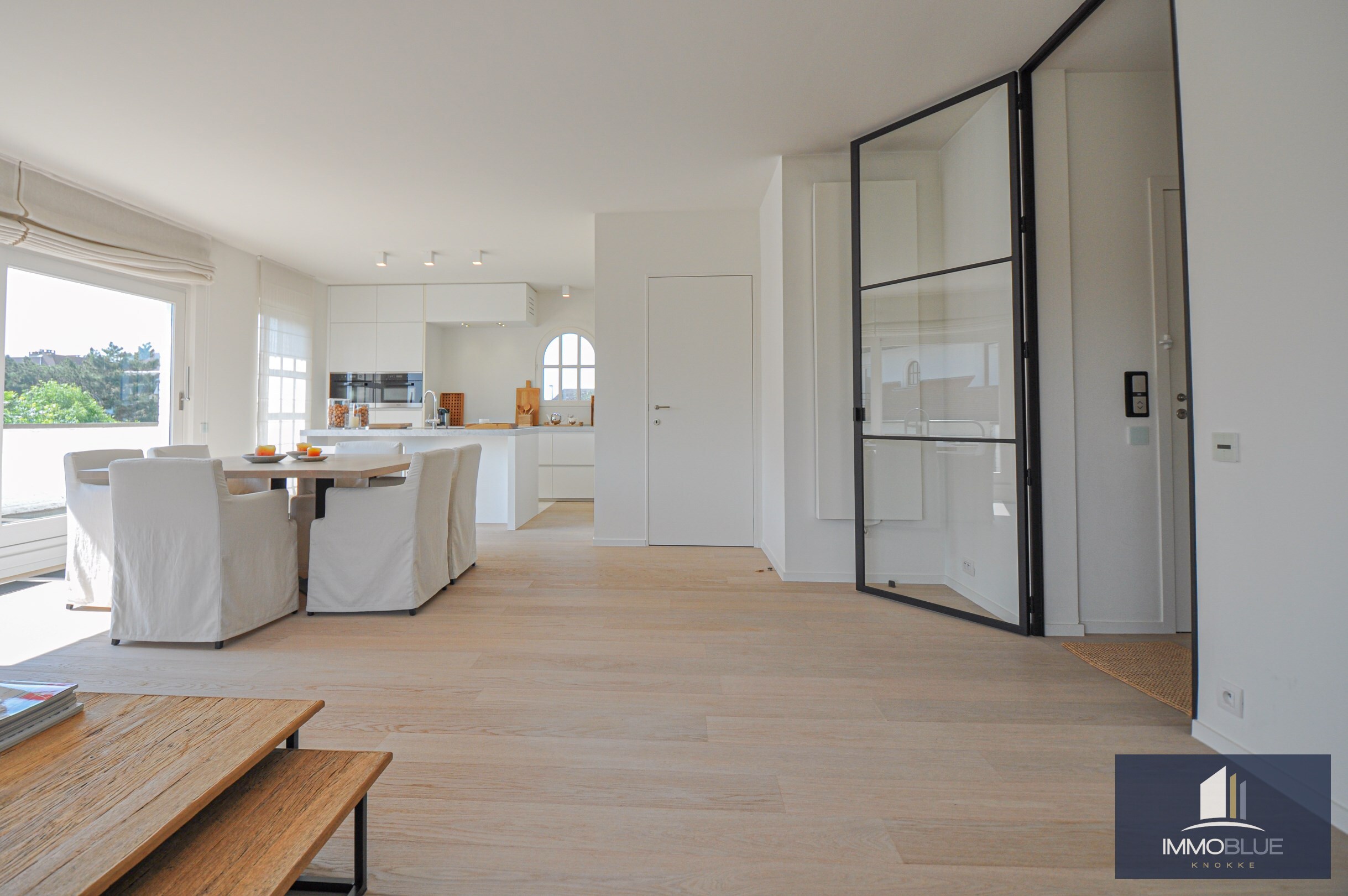 Subliem hoekappartement met ruime terrassen gelegen in het prestigieuze domein Tennis Garden. 